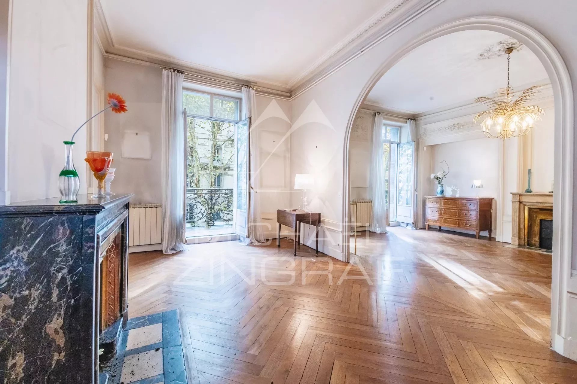 Superbe appartement d'angle dans immeuble Haussmannien