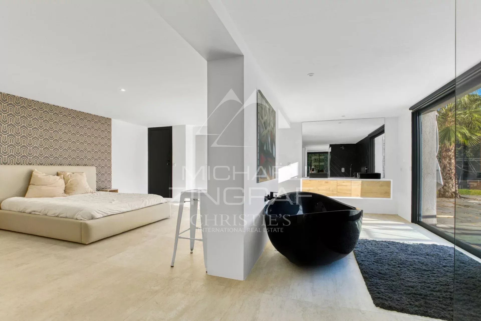 Close to shops - Pleasant, bright modern villa