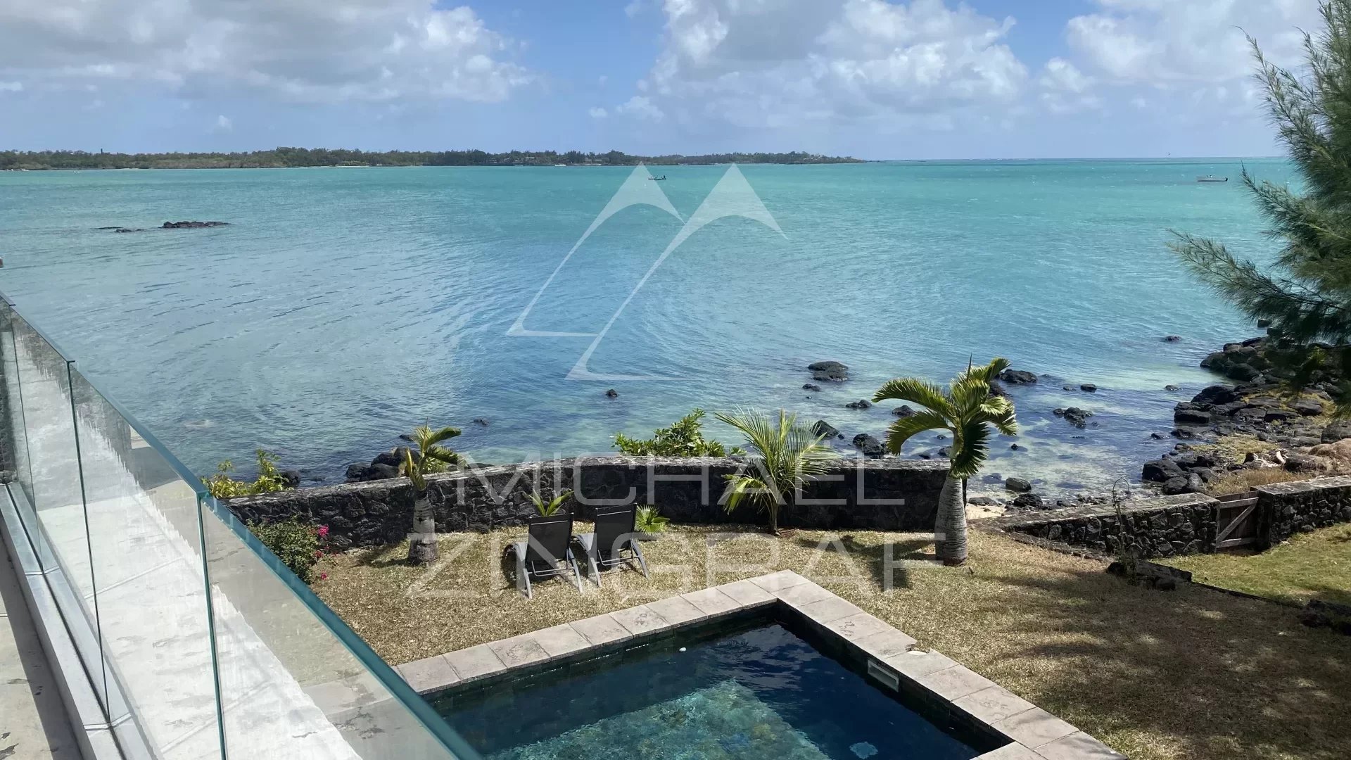 Villa pieds dans l'eau à Calodyne avec vue à couper le souffle