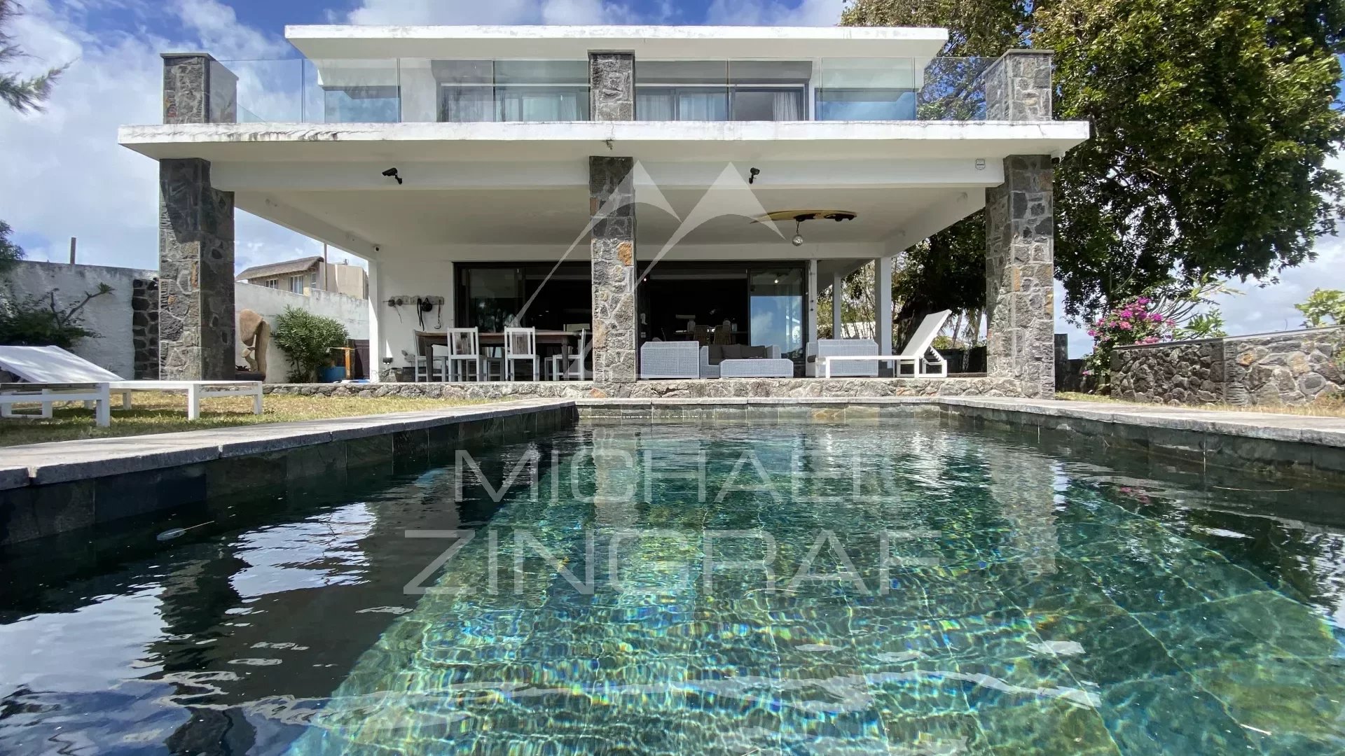 Villa pieds dans l'eau à Calodyne avec vue à couper le souffle