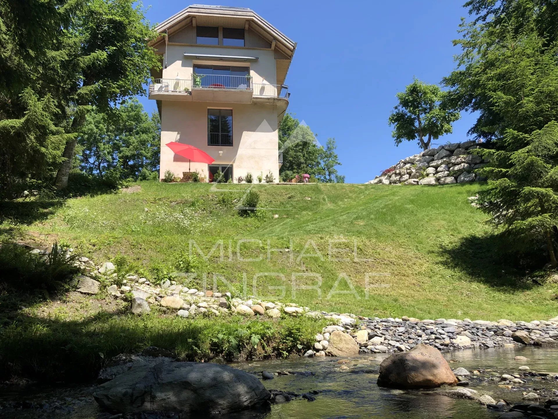 Domaine privé avec vaste chalet récent / terrain constuctible - Grands volumes, nature et calme - Fort rendement locatif - Cordon