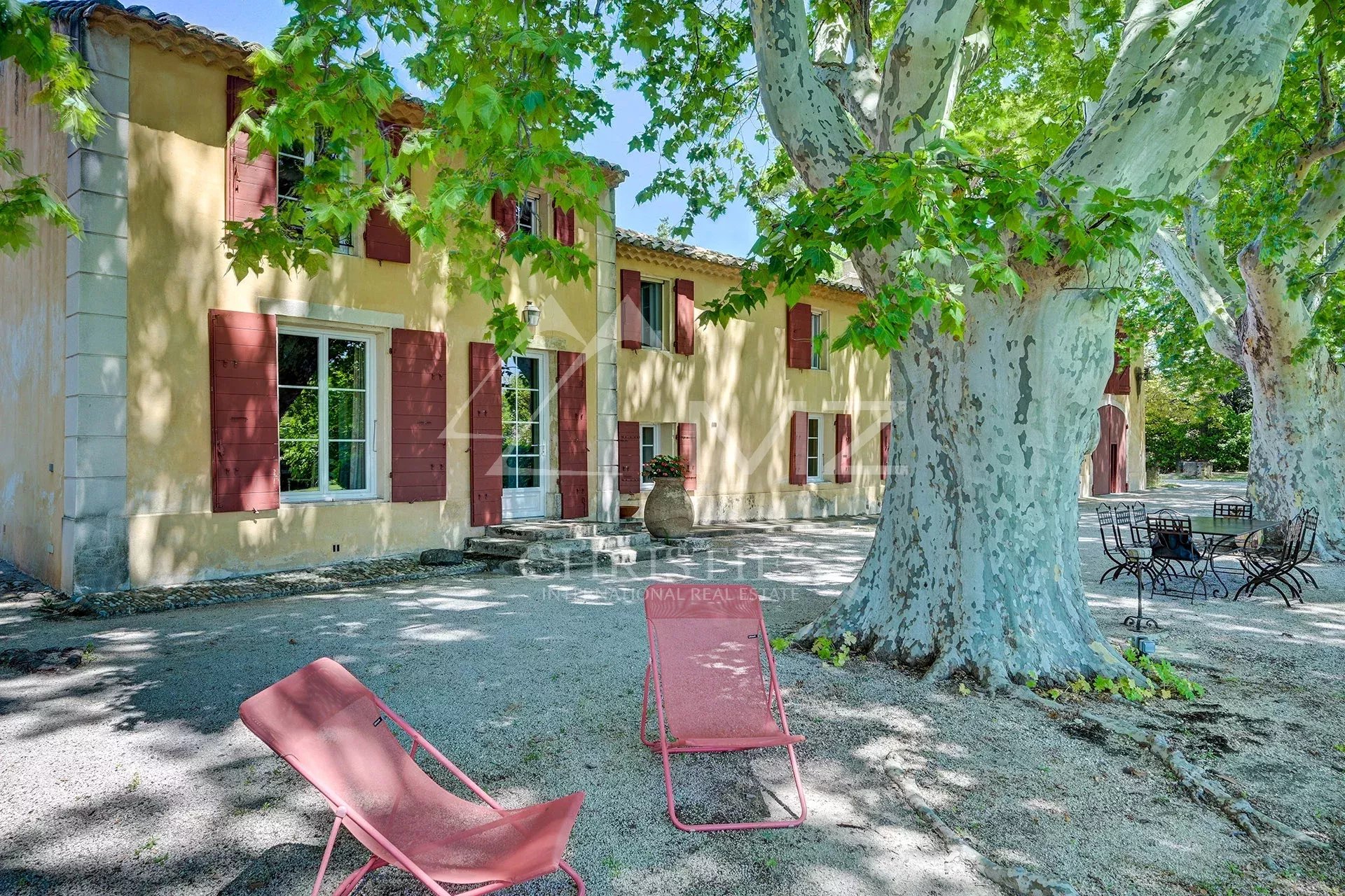 Proche Aix-en-Provence, Propriété de charme avec piscine et tennis