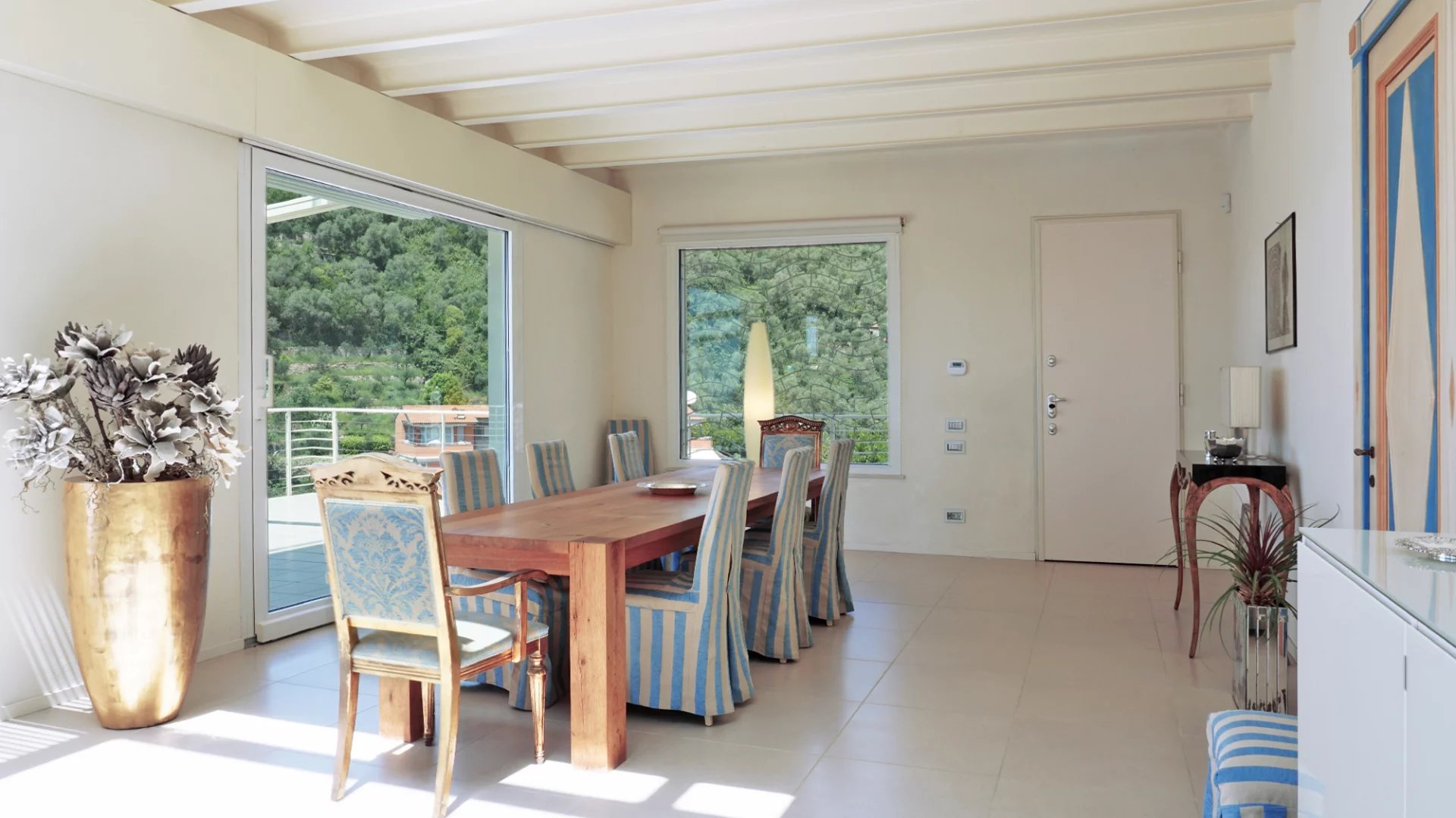 Élégante villa moderne avec de grandes fenêtres et vue sur la mer sur le golfe des Poètes à Fiascherino, Lerici