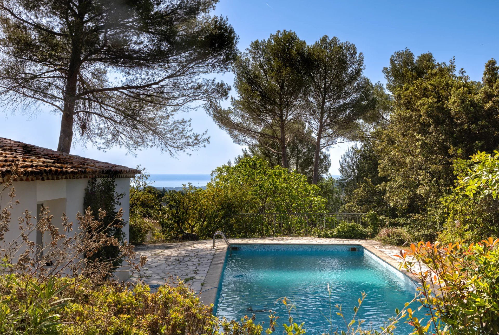 Proche Cannes - Superbe propriété de plain pied vue mer