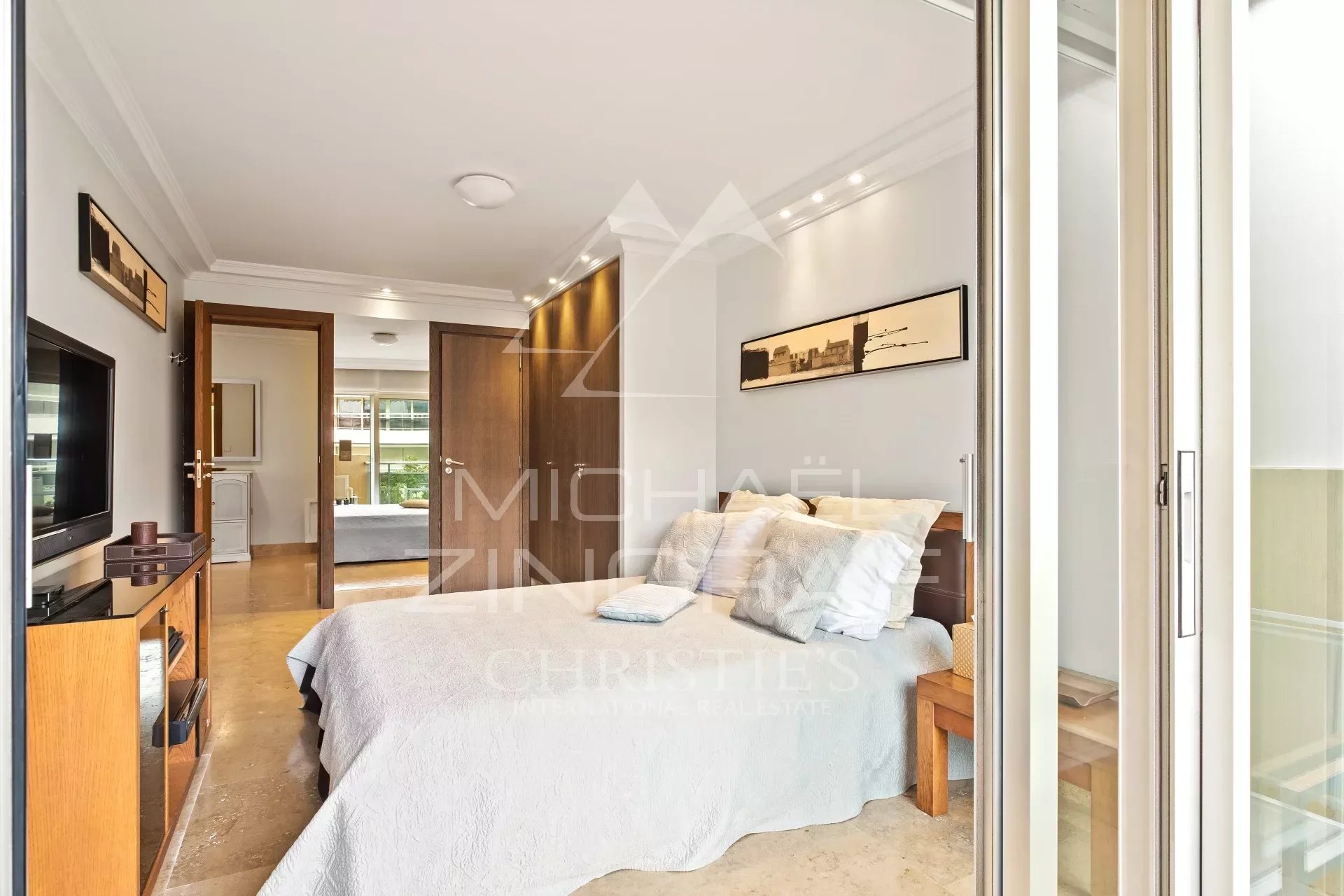 CANNES CENTER - CARLTON. ELEGANT 3-ROOM APARTMENT