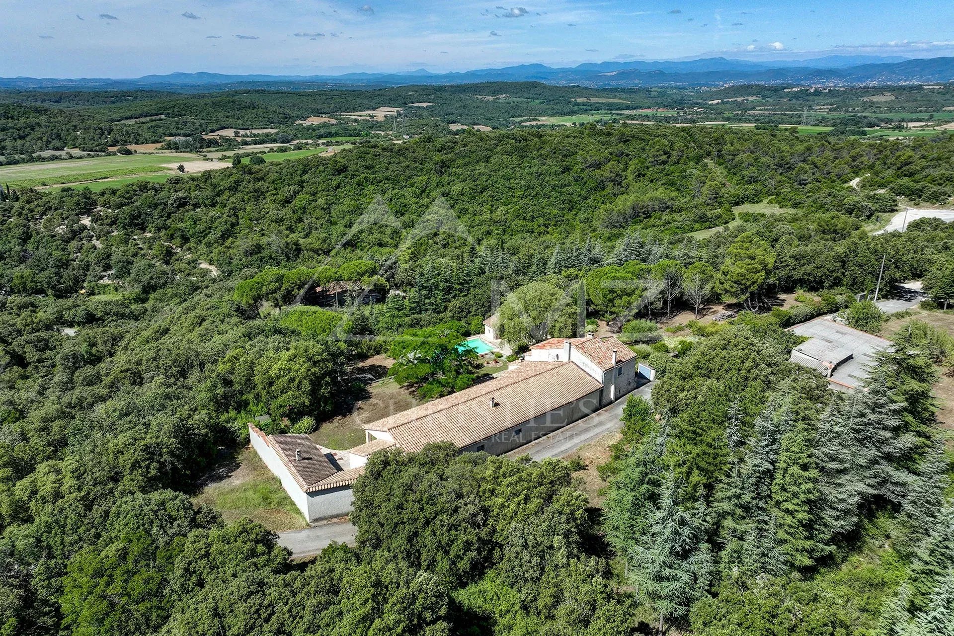 Entre Uzès et les Cévennes : sur 2 hectares, magnifique propriété