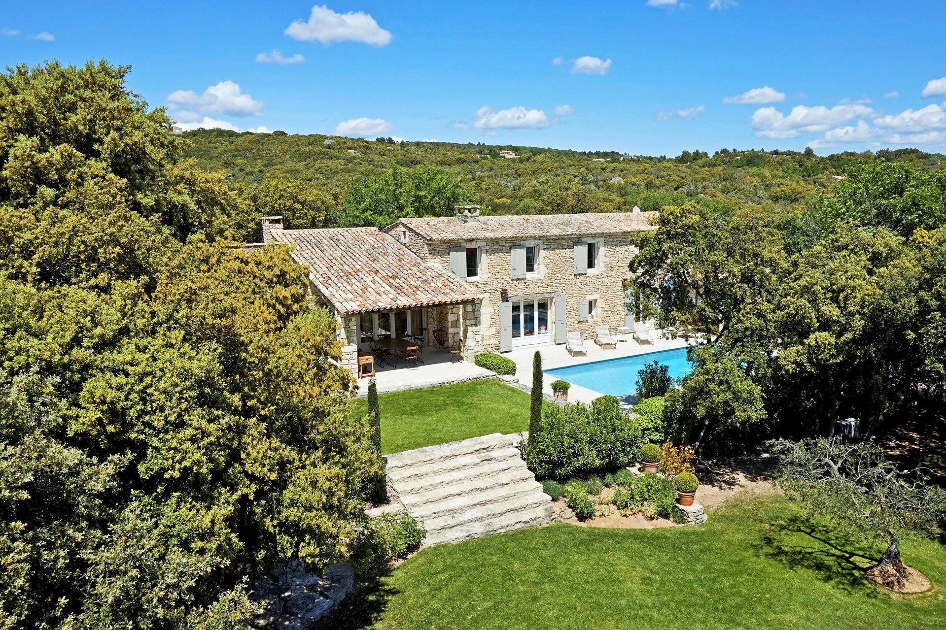 Gordes - Belle maison en pierres avec tennis et piscine chauffée