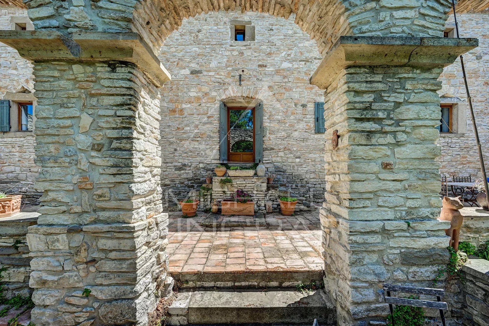 Entre Uzès et les Cévennes : Au coeur du village magnifique propriété