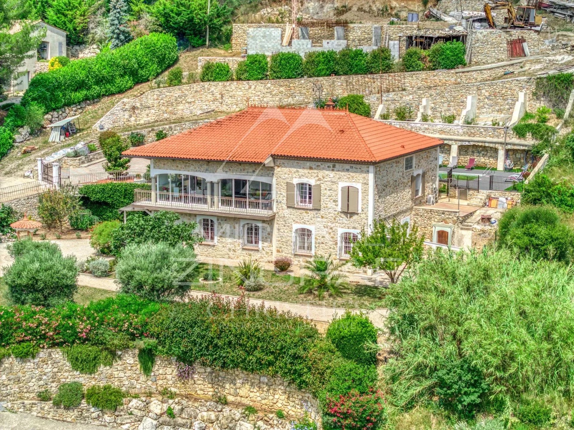 Villa avec piscine dotée d'espaces "loftés"