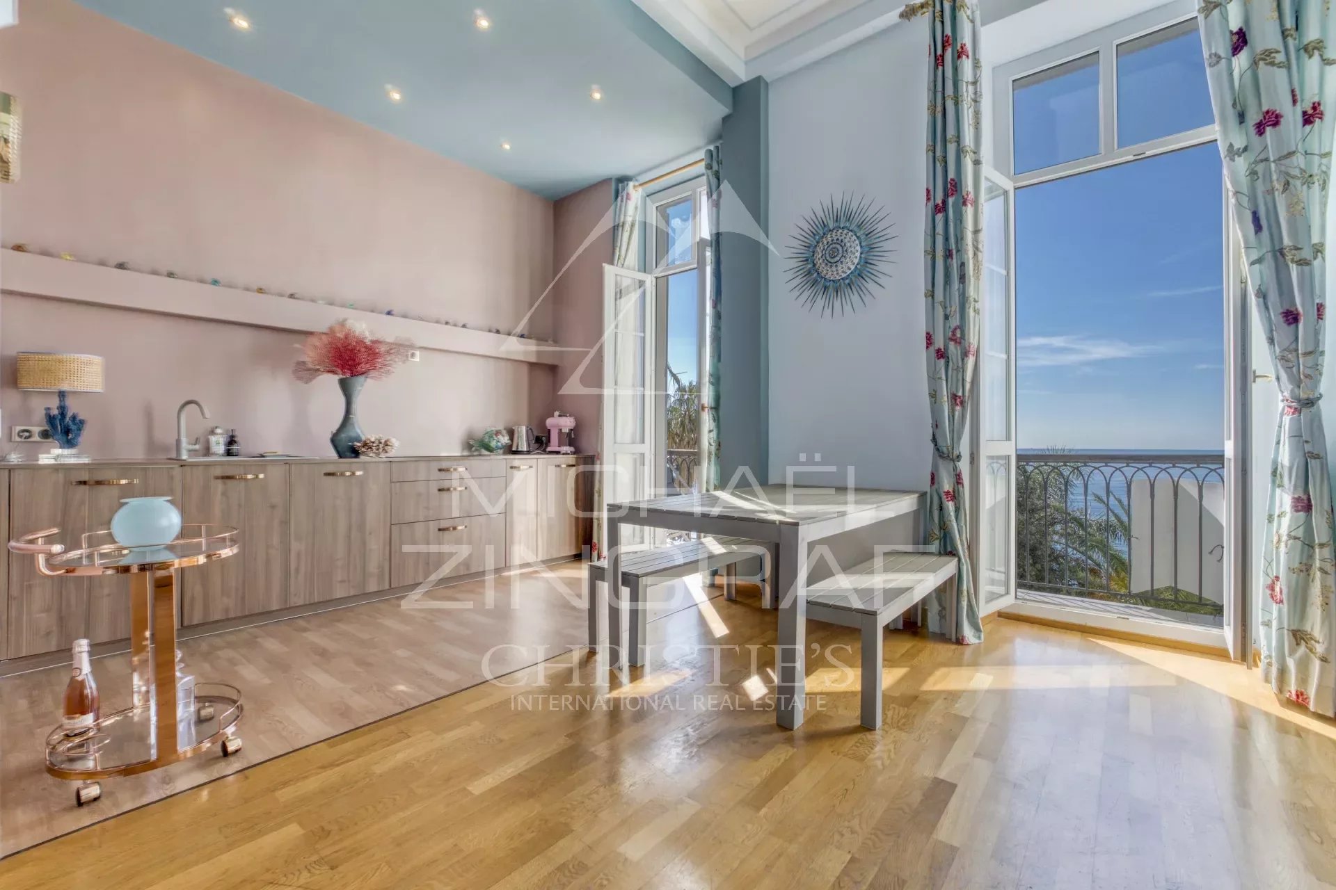 SUPERBE APPARTEMENT DE 4 PIÈCES AU CŒUR DE NICE