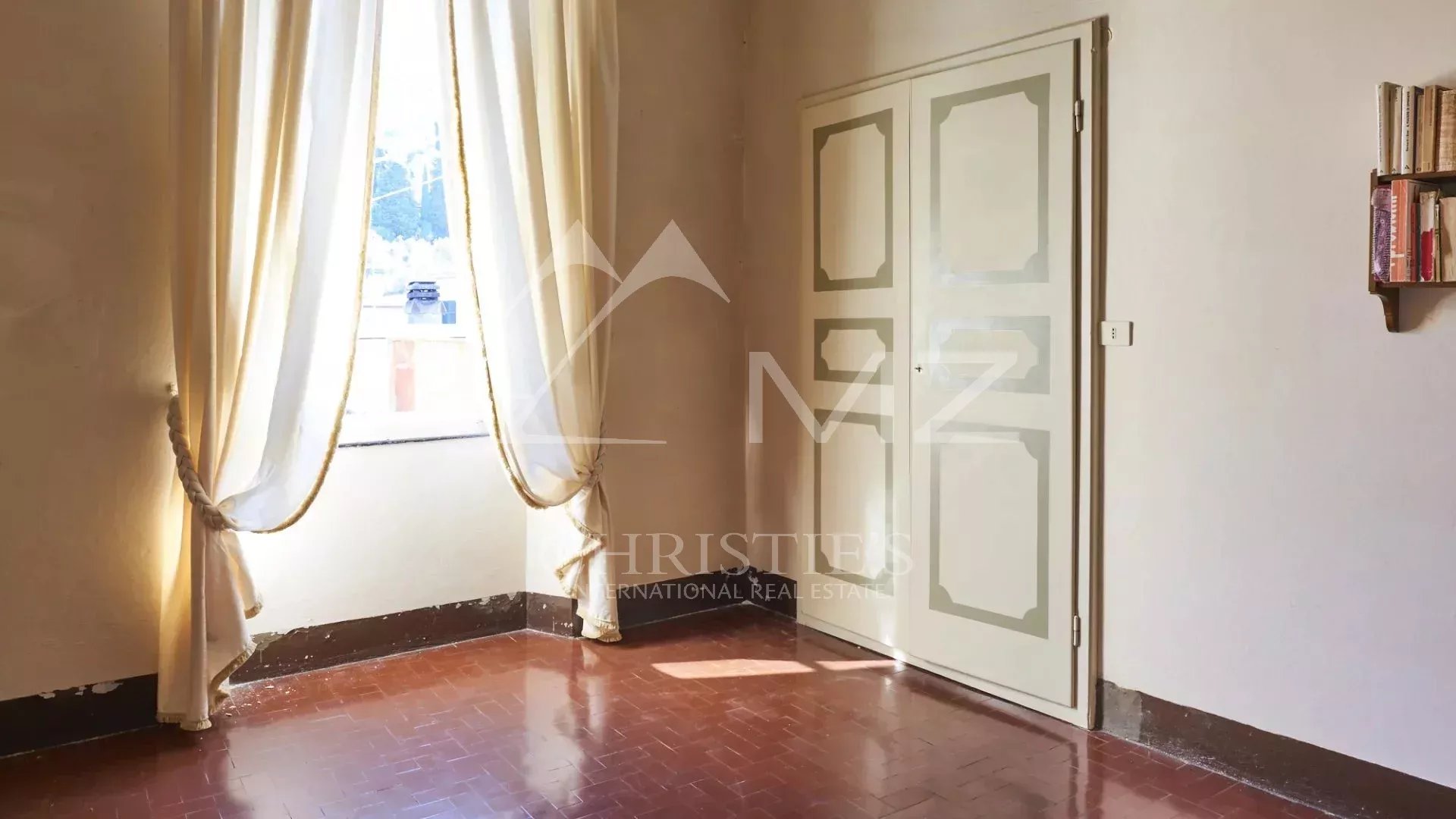 Historic villa of wide square footage with private park and sea view