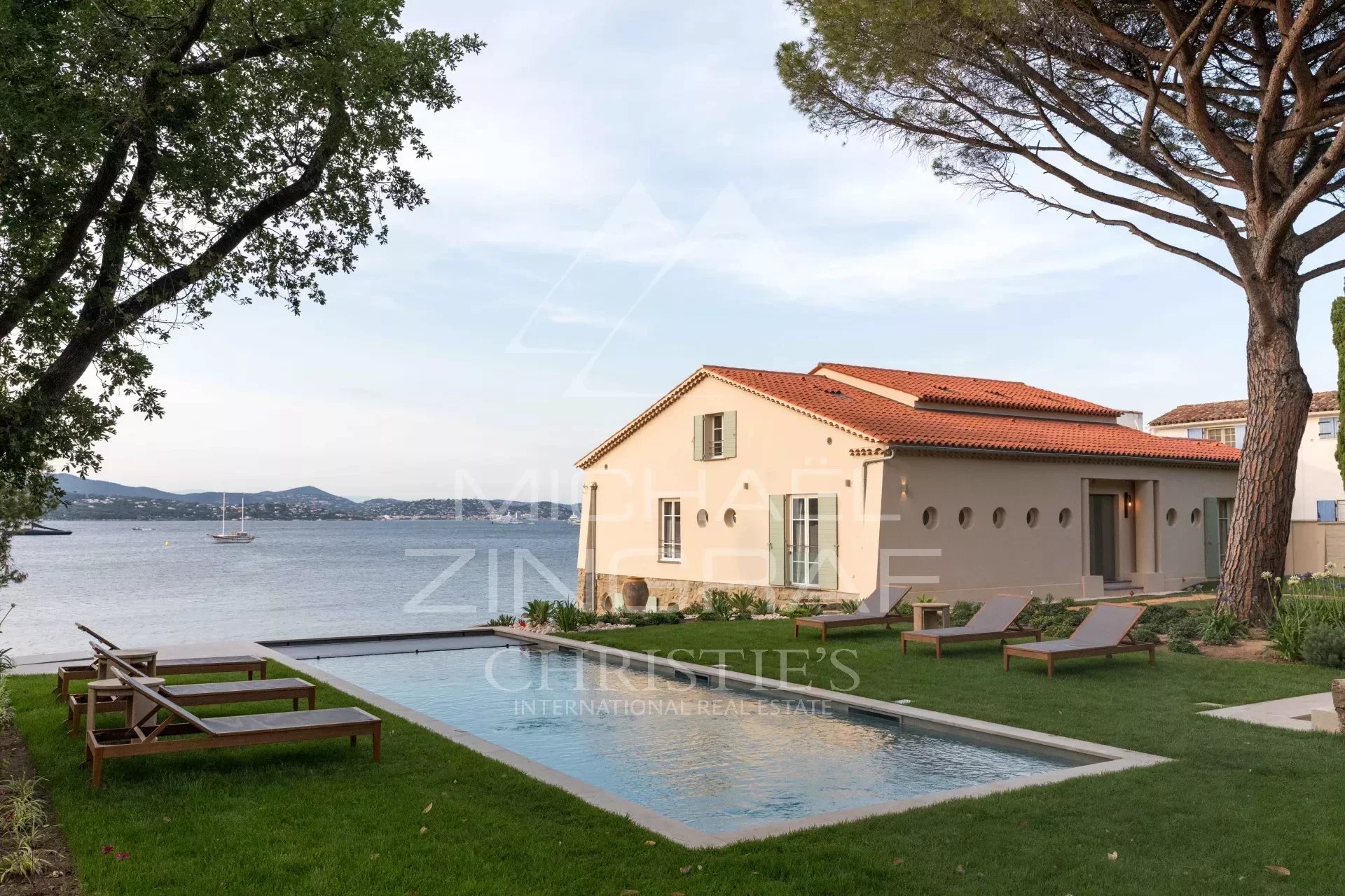 Nahe Saint-Tropez - Neue Villa mit den Füßen im Wasser