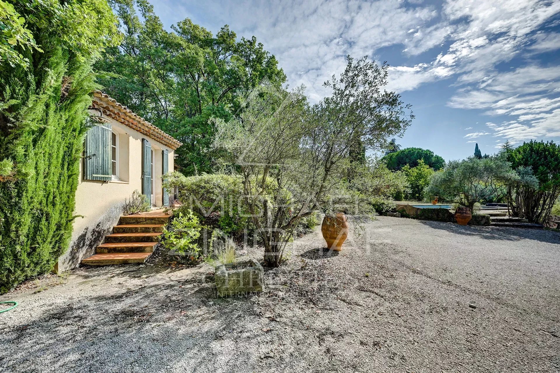 Propriété avec vue sur le château de Lourmarin