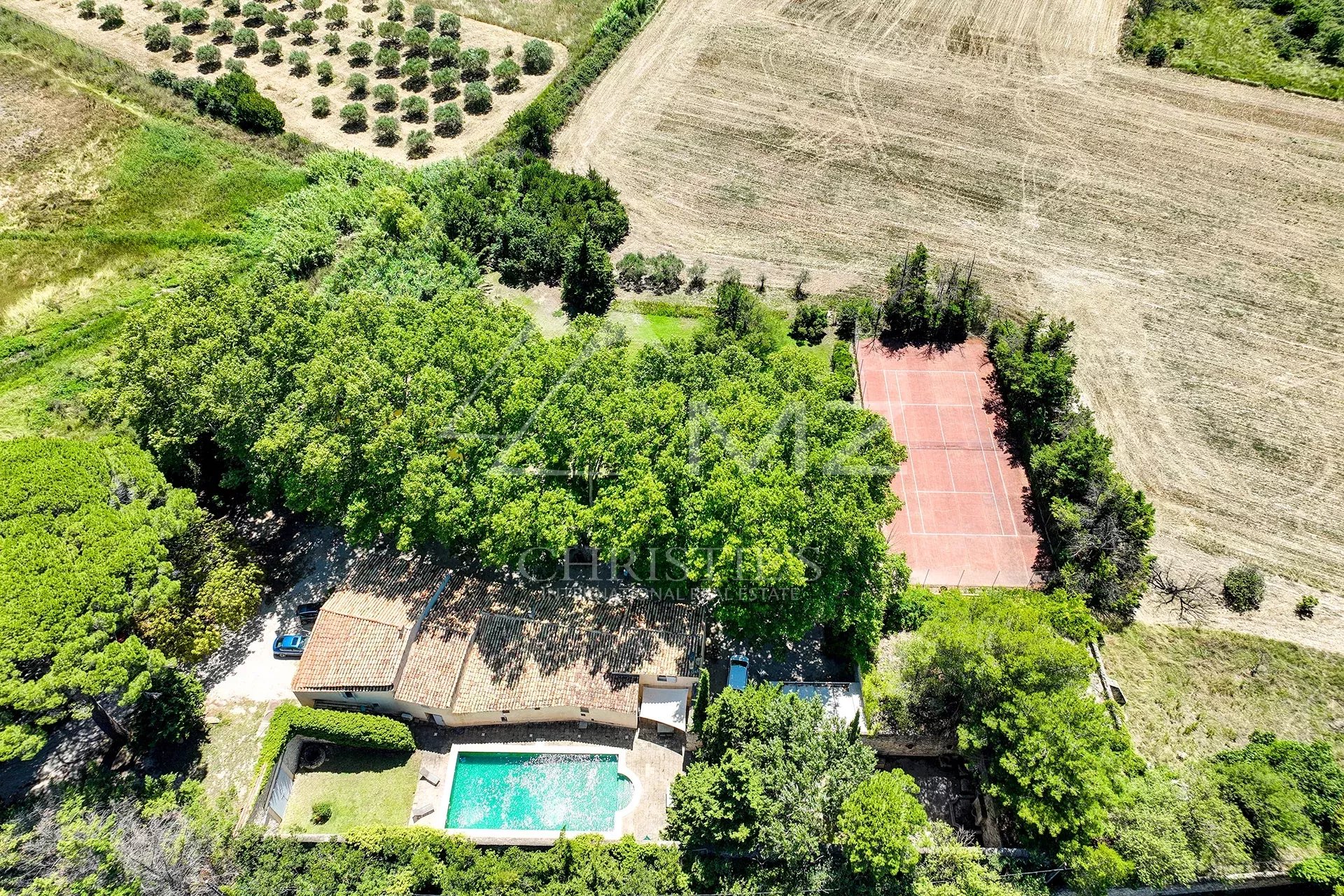 Proche Aix-en-Provence, Propriété de charme avec piscine et tennis