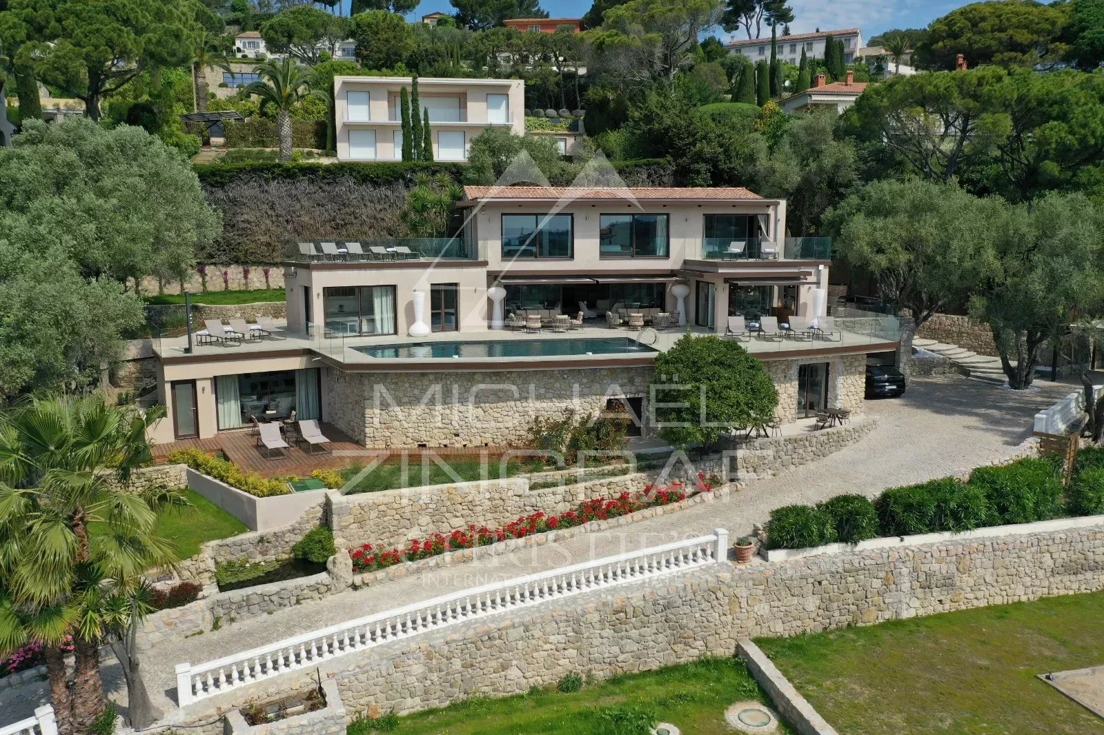 Mougins - Contemporary villa with panoramic sea view - 7 bedrooms