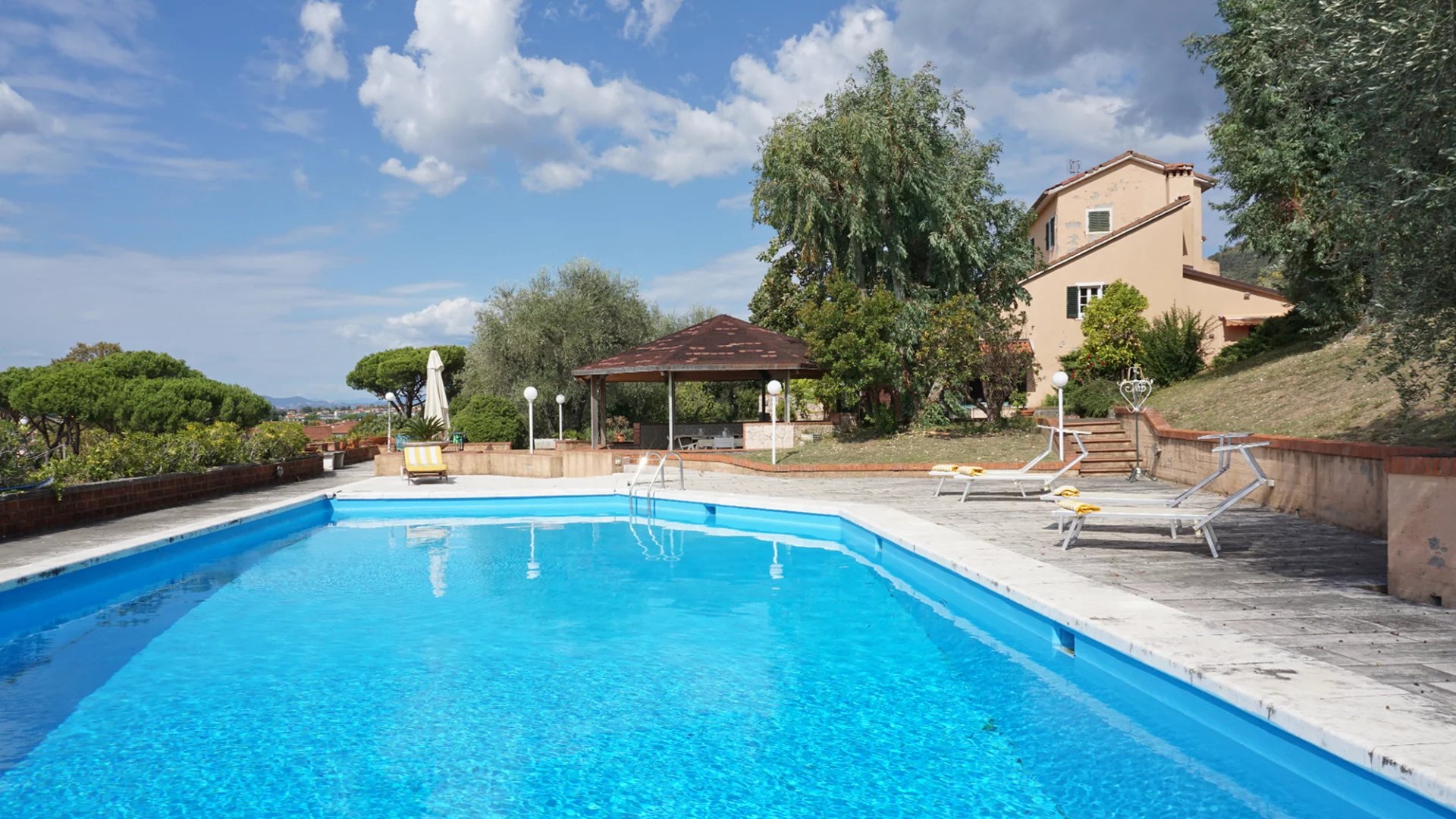 Elégante villa avec piscine, vignoble et grand terrain à une courte distance de la mer