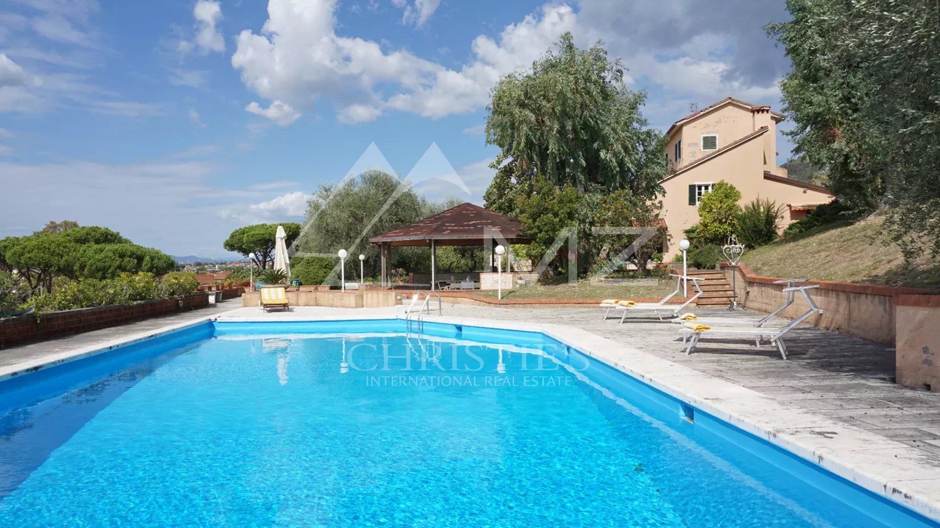 Elégante villa avec piscine, vignoble et grand terrain à une courte distance de la mer