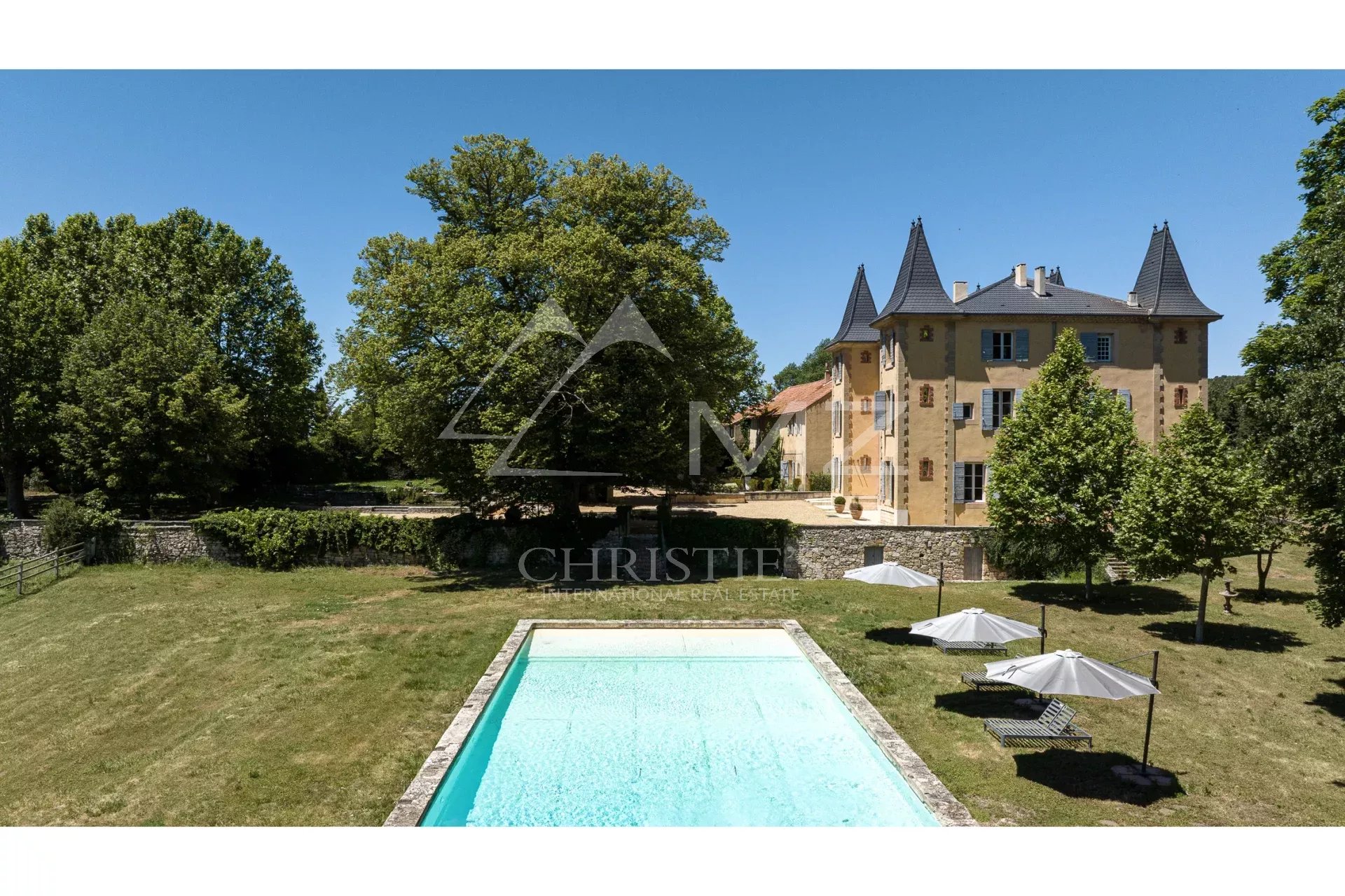 Magnificent property with 18th Century Castle full renovated and outbuildings