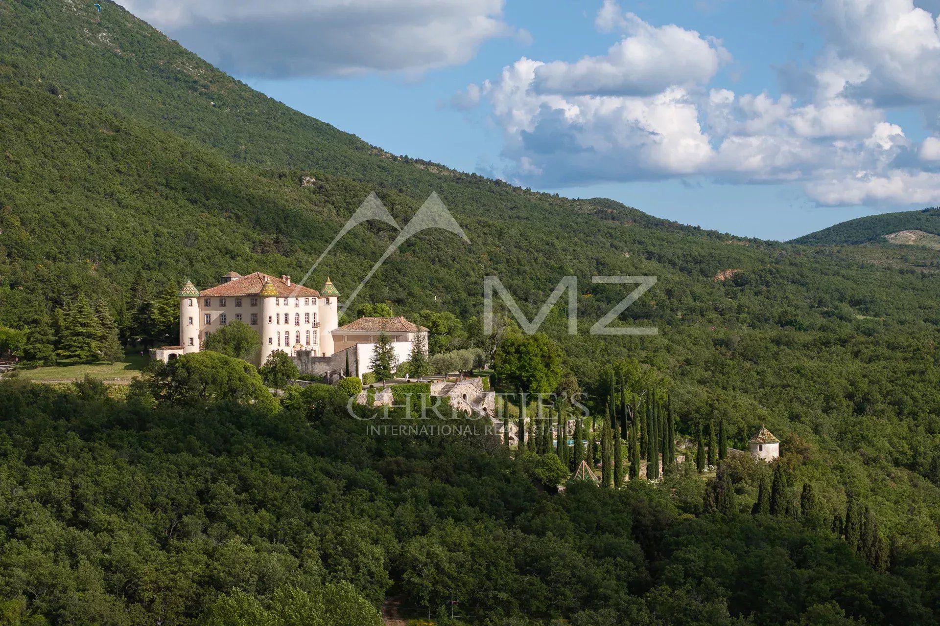 Aiguines - Remarquable domaine avec château provençal