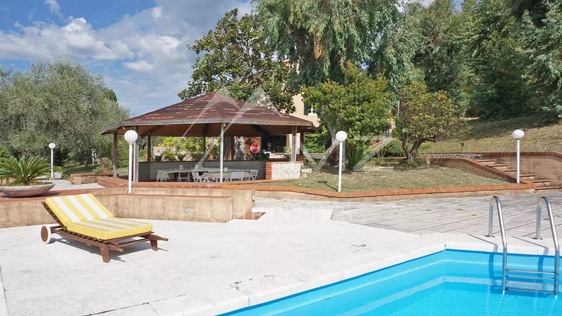 Elégante villa avec piscine, vignoble et grand terrain à une courte distance de la mer