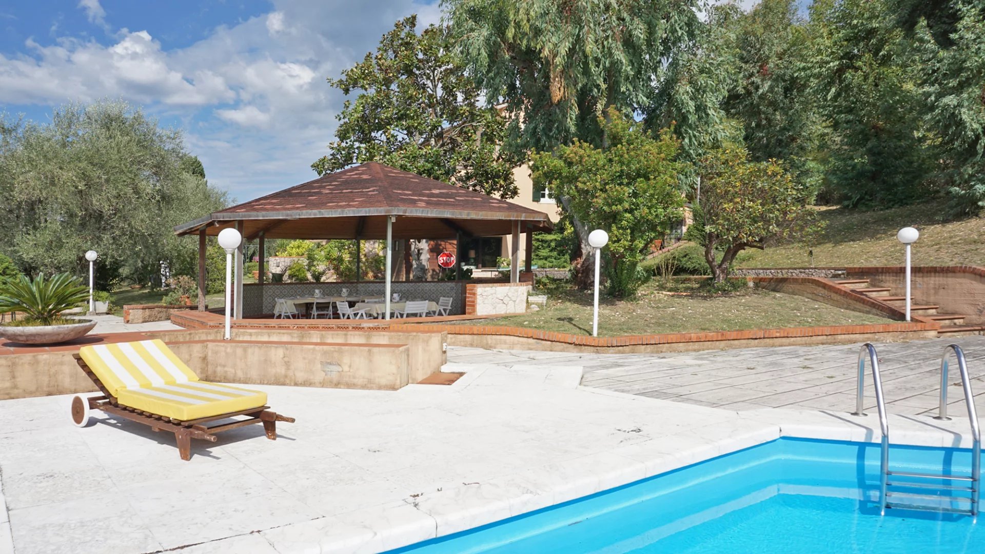 Elégante villa avec piscine, vignoble et grand terrain à une courte distance de la mer