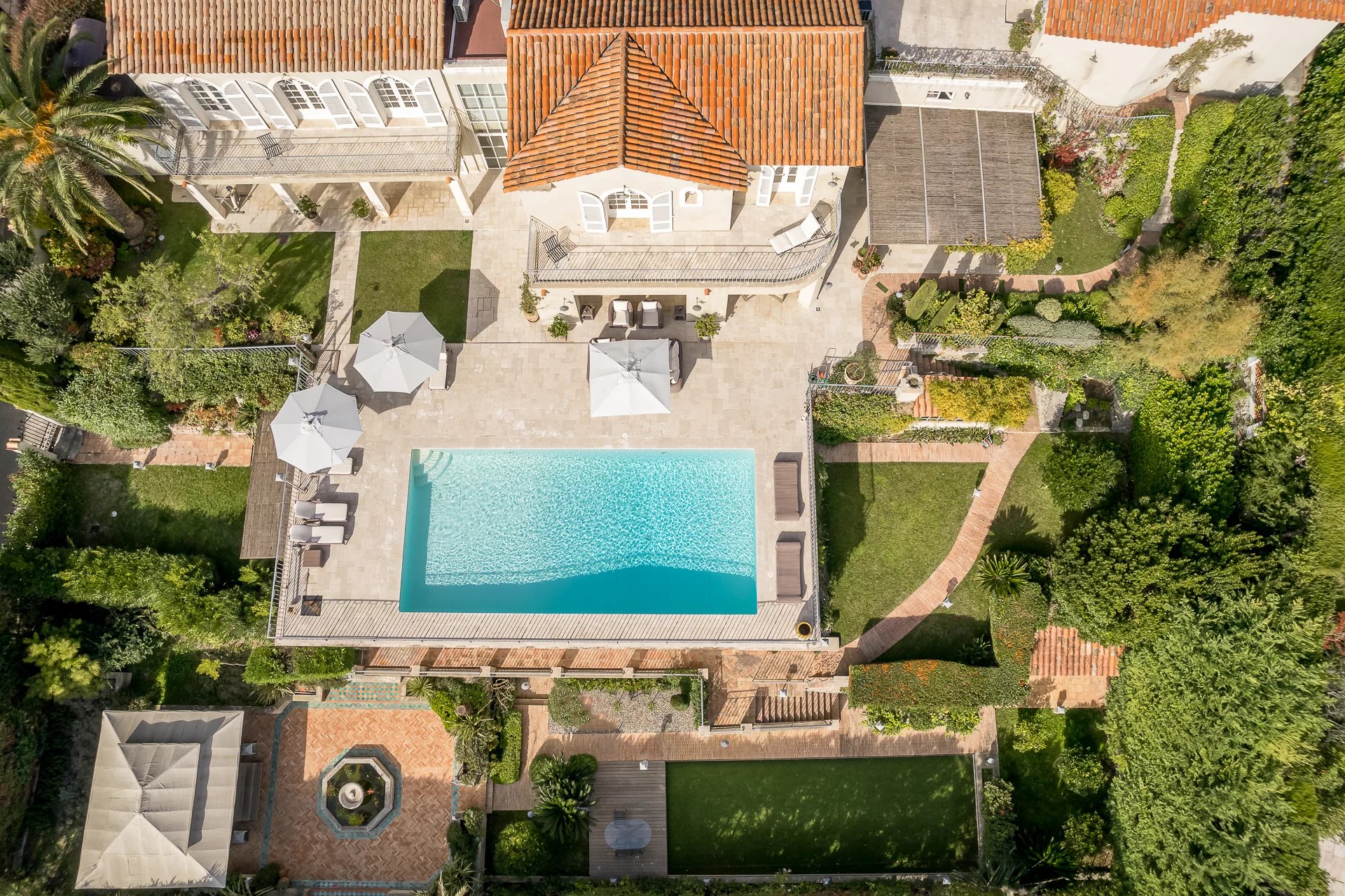 A proximité du vieux village de Mougins, très belle vue mer