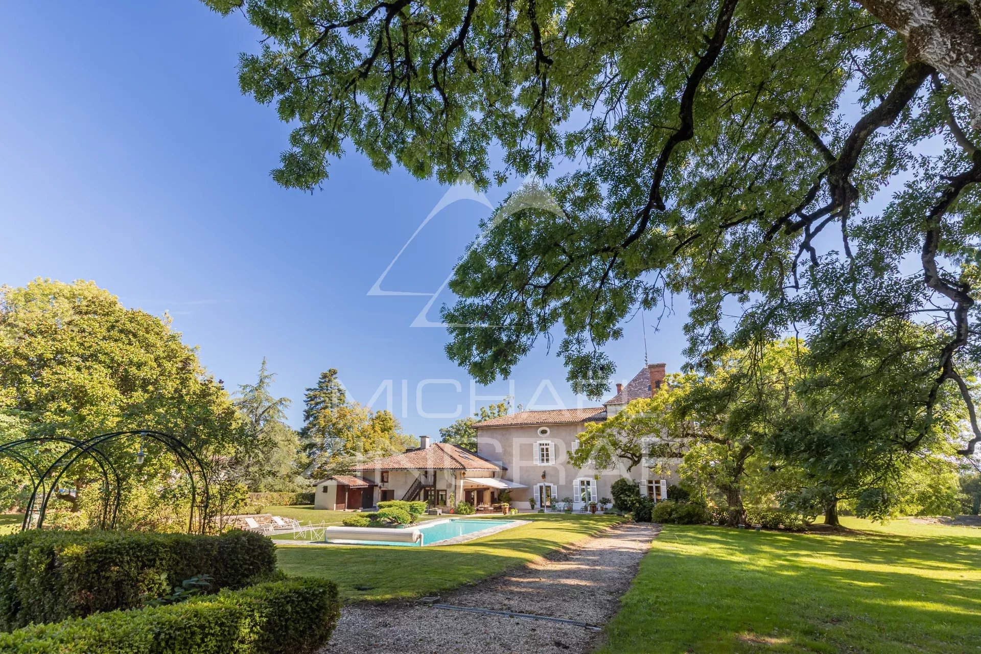 Magnifique propriété avec château édifié sur plusieurs siècles, plan d'eau, piscine, dépendance, tennis...