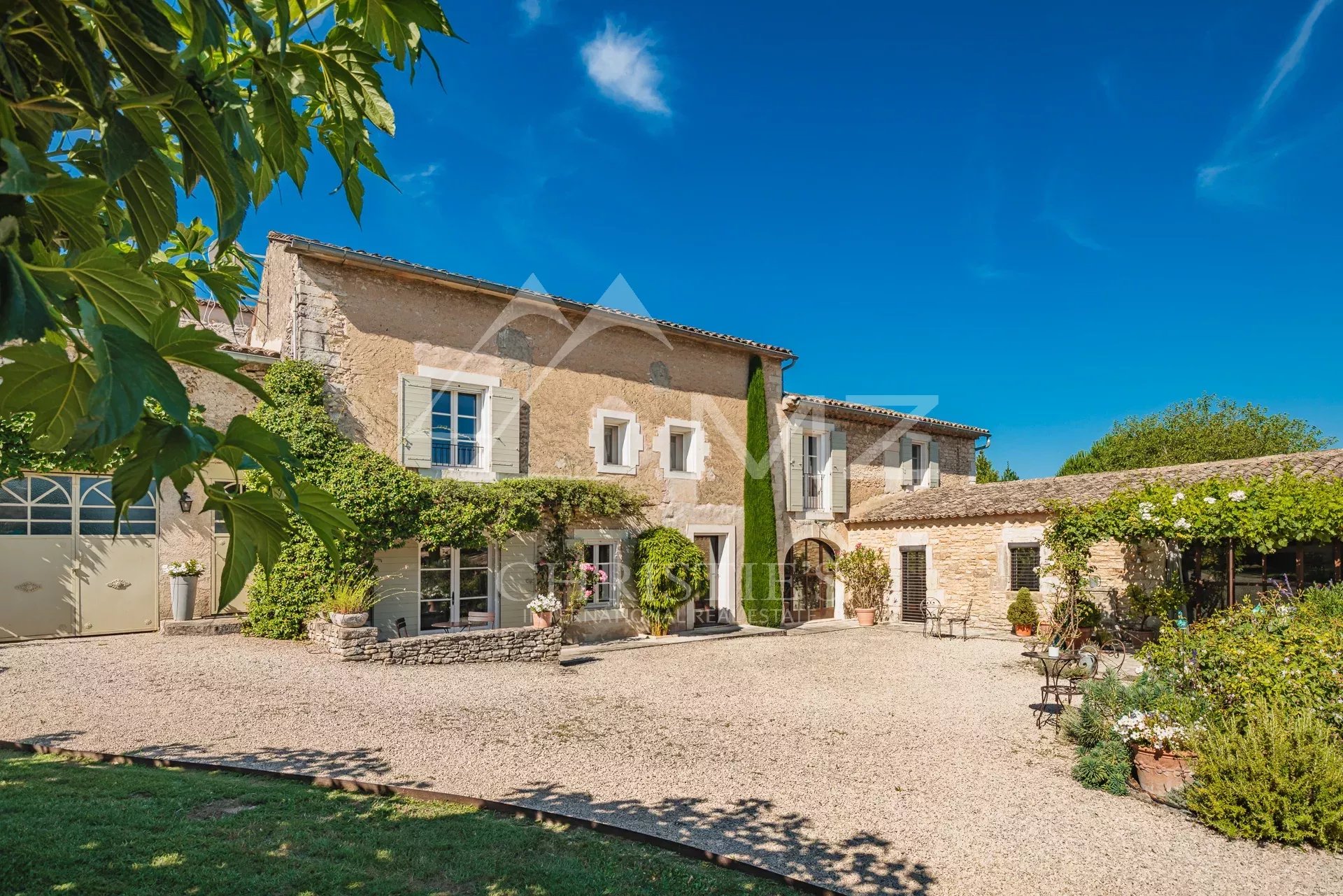 MAS DE HAMEAU MIT BLICK UND POOL