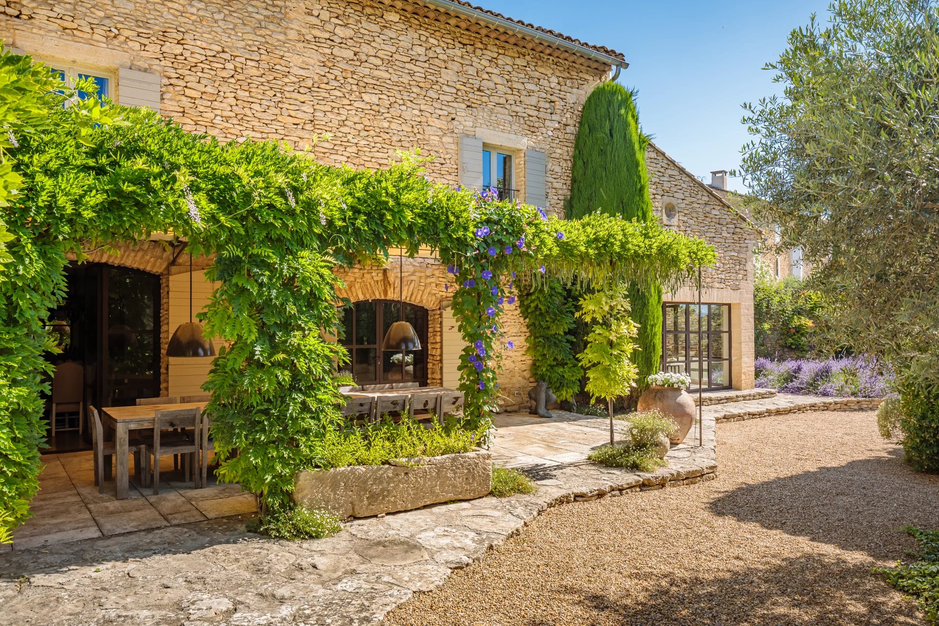 Proche Gordes - Maison de charme au cœur du village