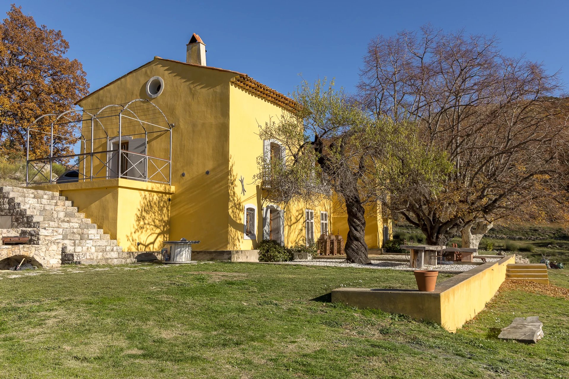 Propriété de caractère dans un ecrin de verdure