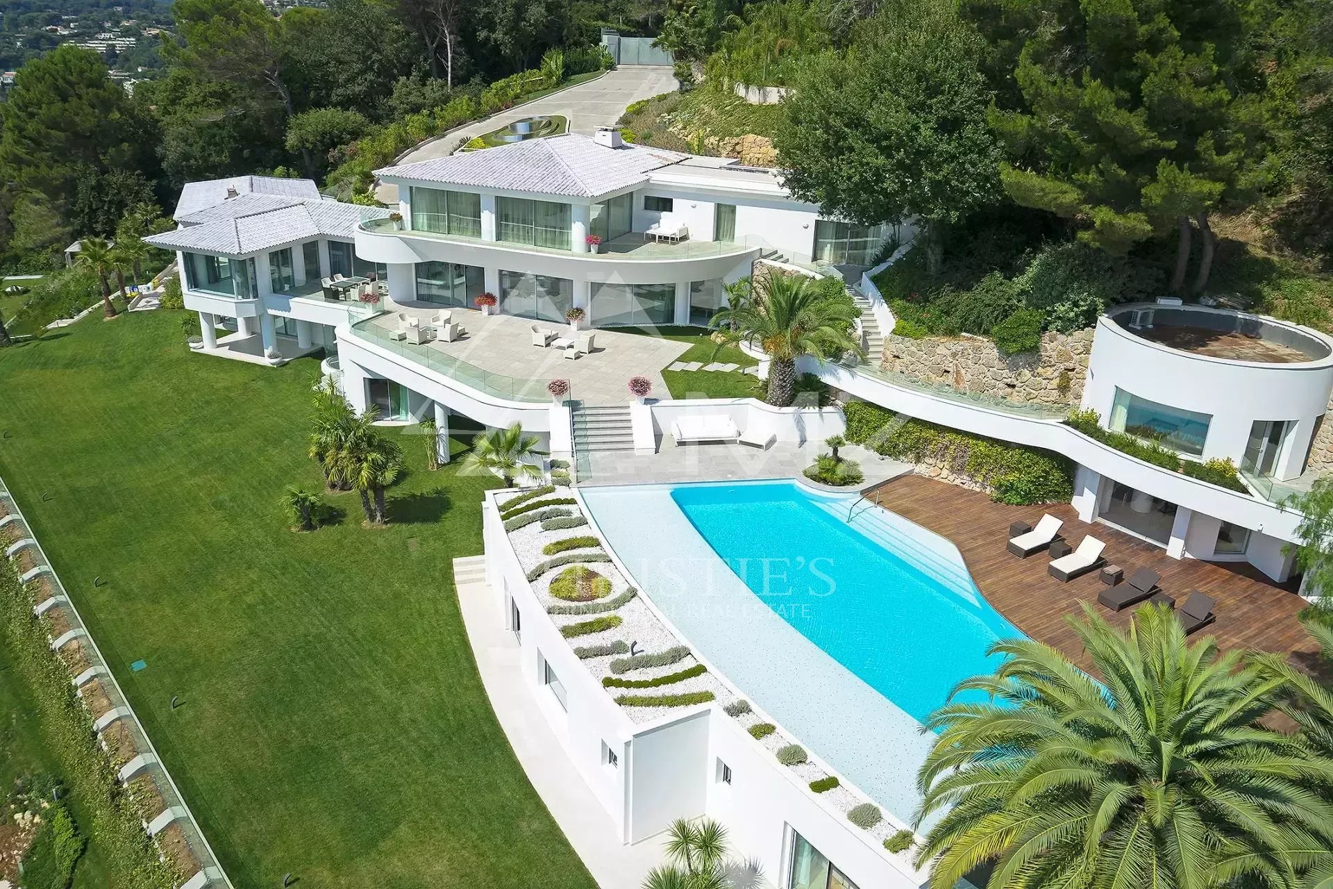 Cannes - Villa surplombant la rade