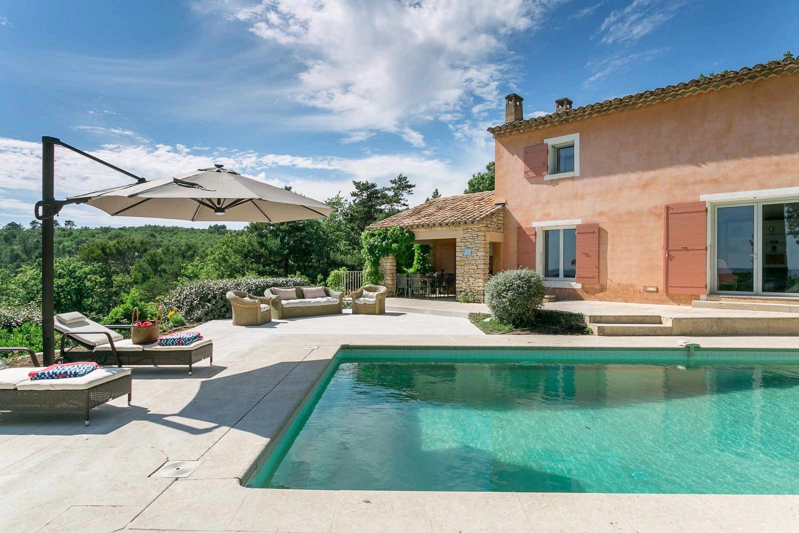 Proche Gordes - Belle maison de vacances avec vue et grande piscine