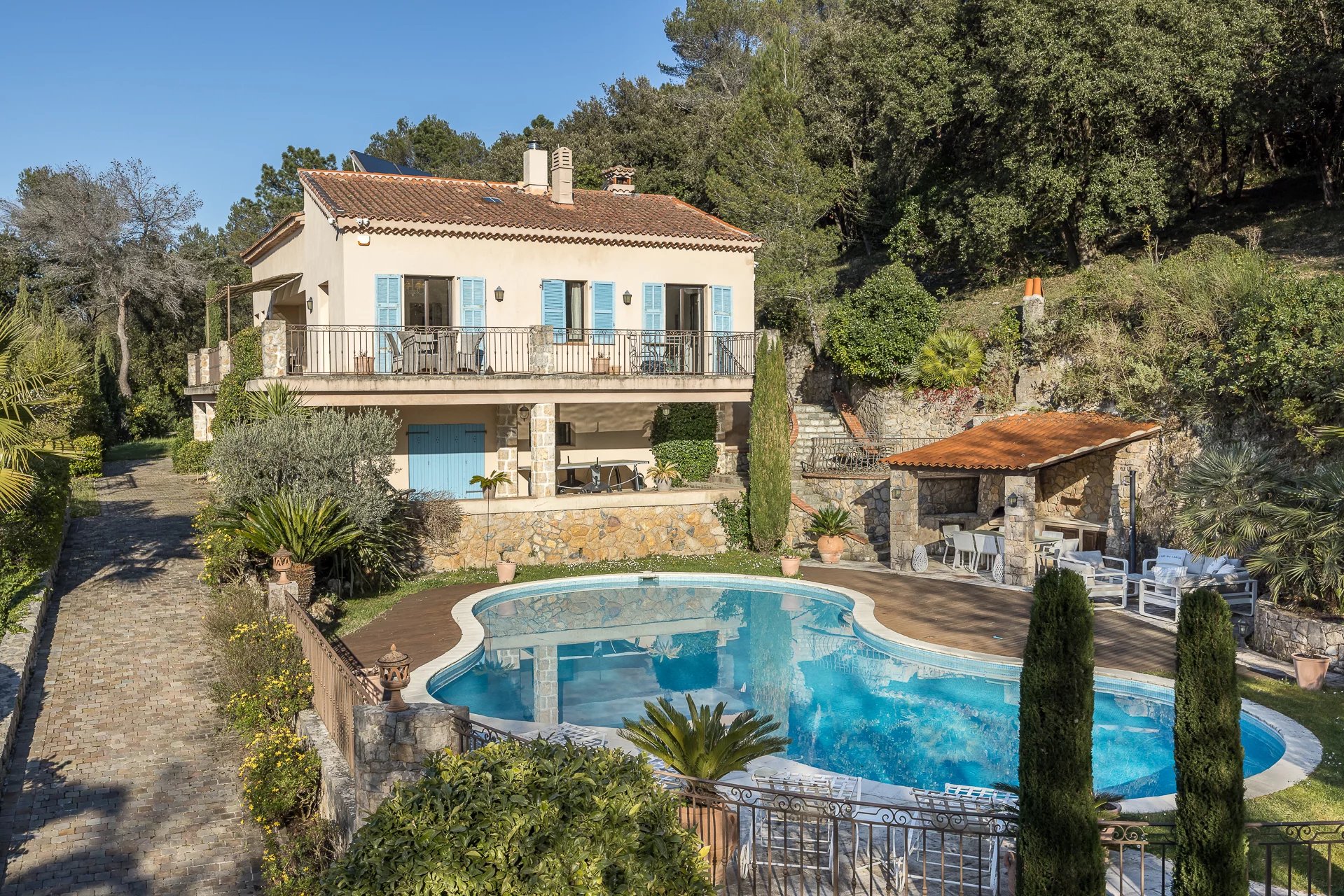 Agréable villa rénovée à proximité du village de Valbonne