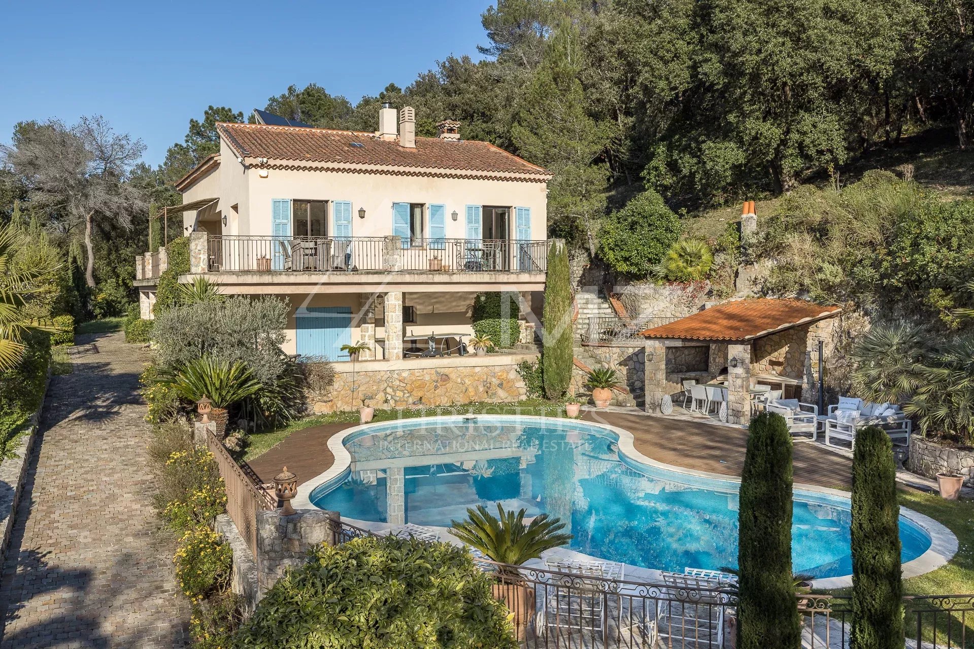 Agréable villa rénovée à proximité du village de Valbonne