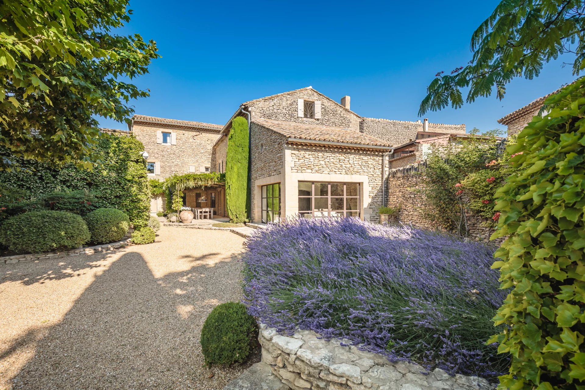 Proche Gordes - Maison de charme au cœur du village