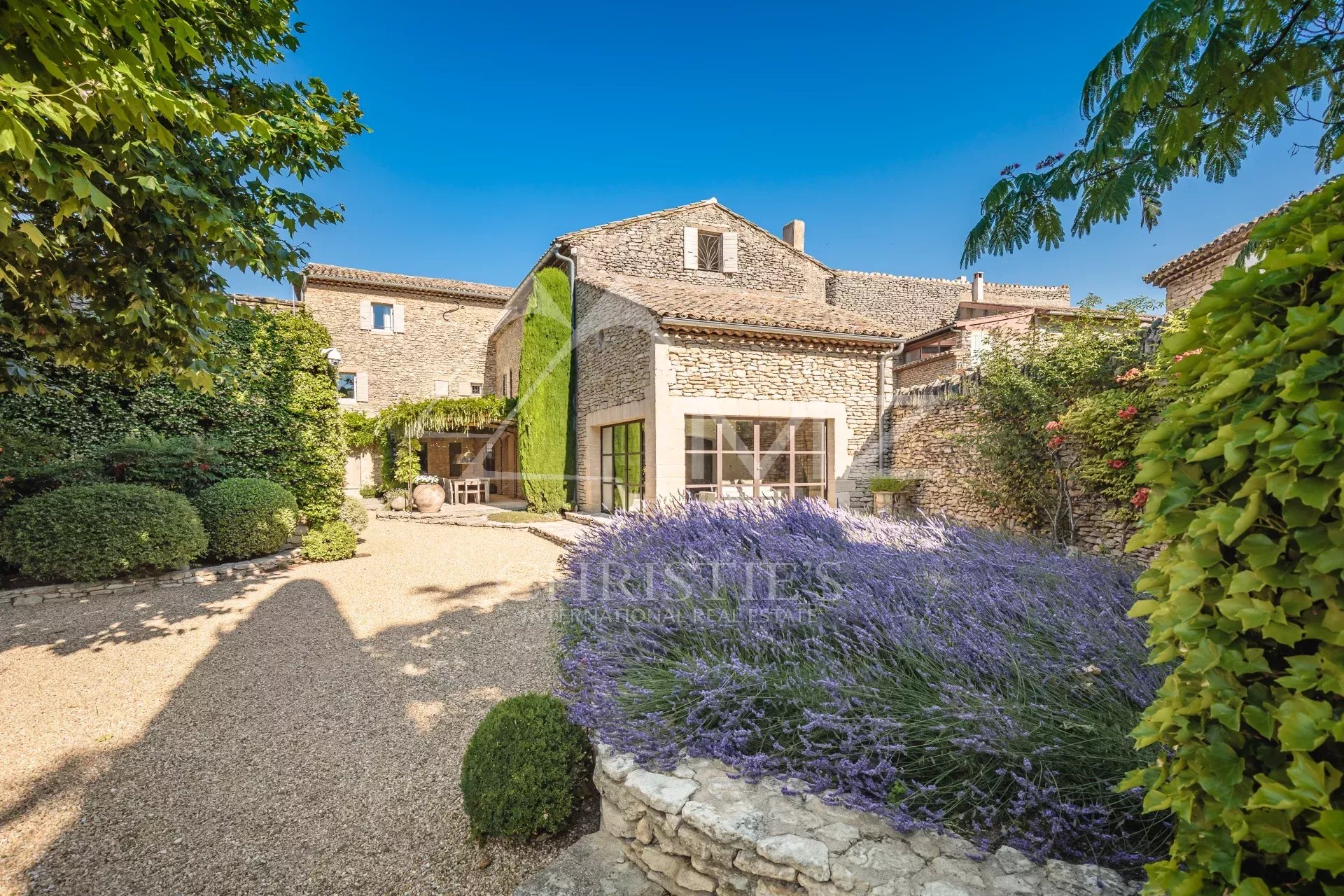 Proche Gordes - Maison de charme au cœur du village