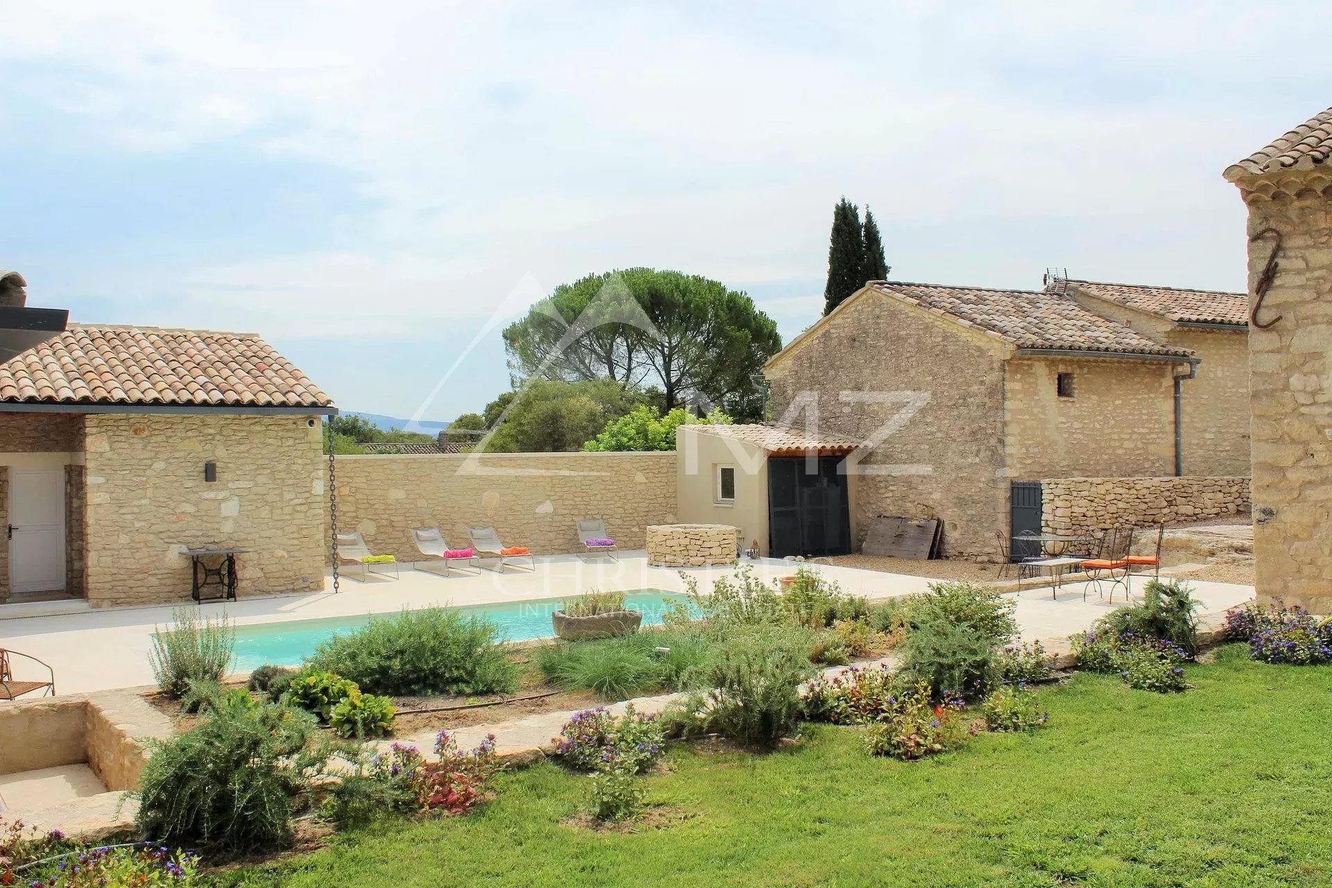 Proche Gordes - Superbe propriété avec deux piscines