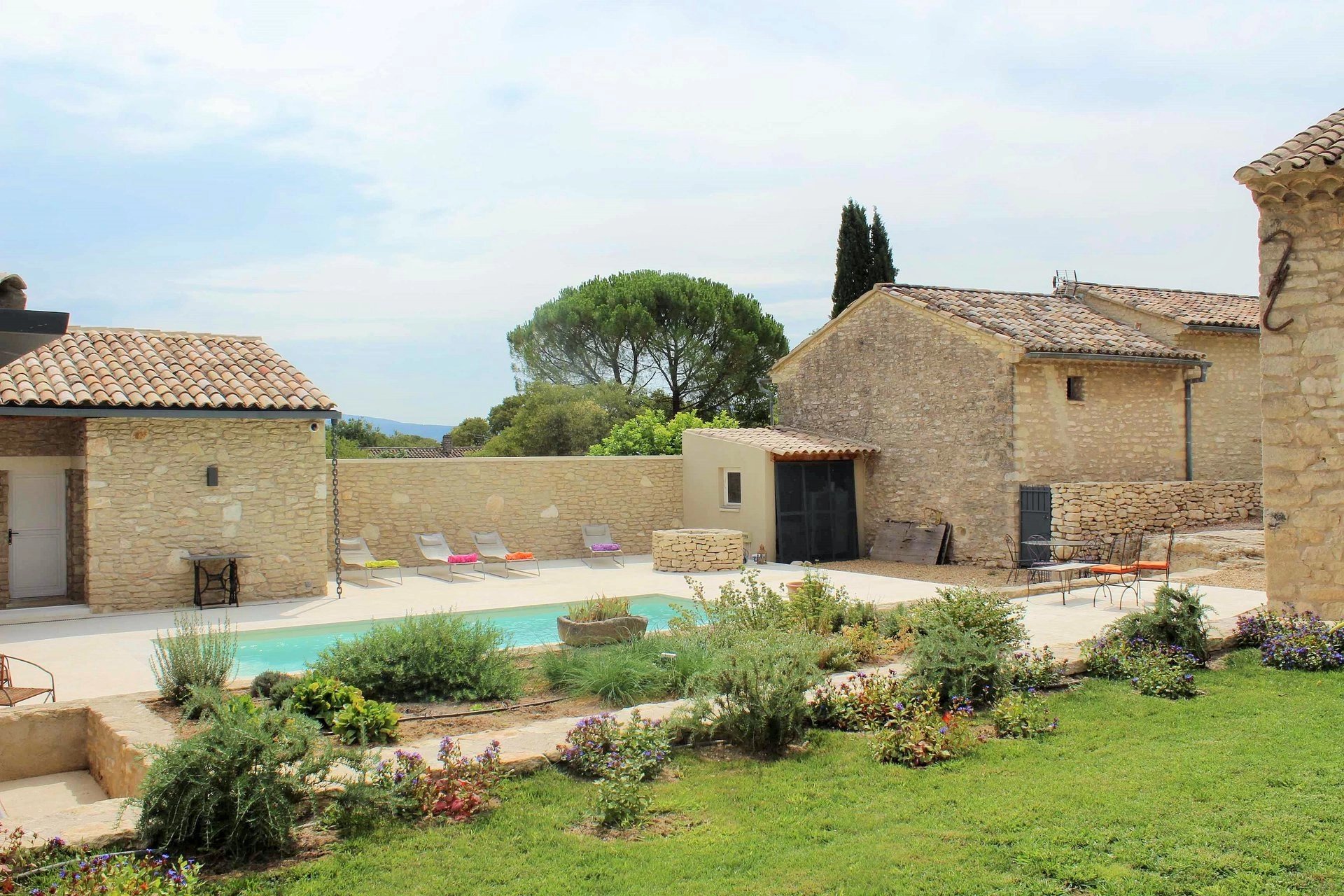 Proche Gordes - Superbe propriété avec deux piscines