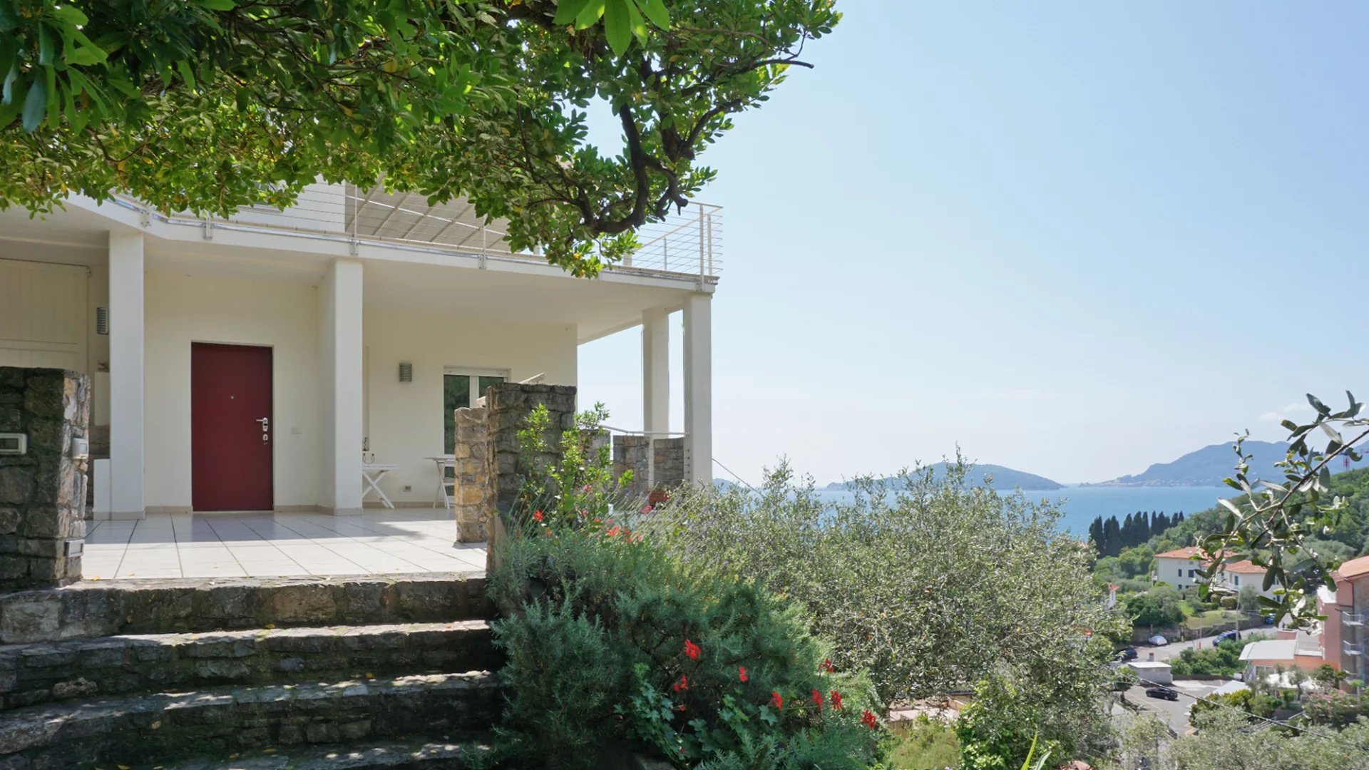 Élégante villa moderne avec de grandes fenêtres et vue sur la mer sur le golfe des Poètes à Fiascherino, Lerici