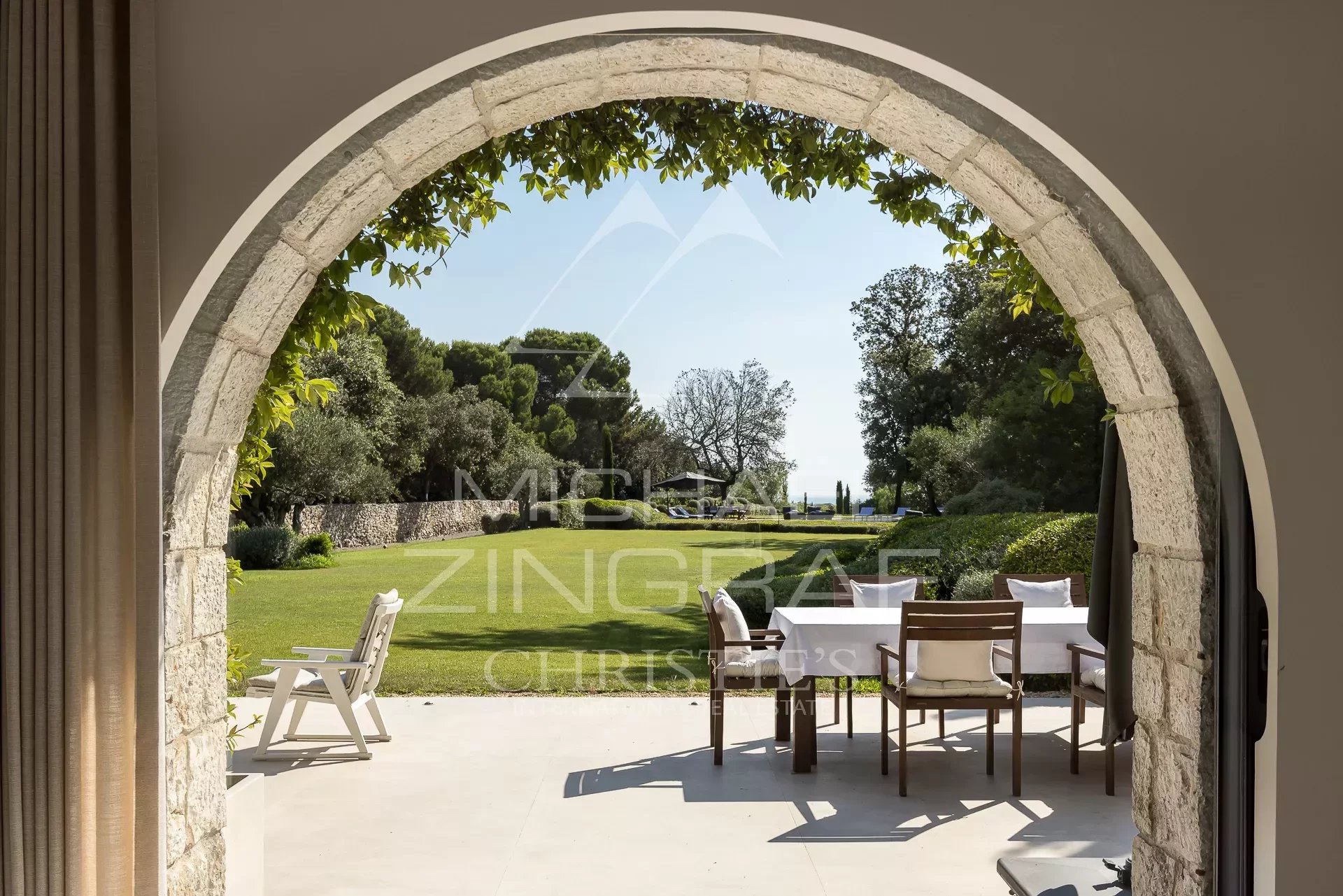 Close to Cannes -  6 bedrooms Villa in a park