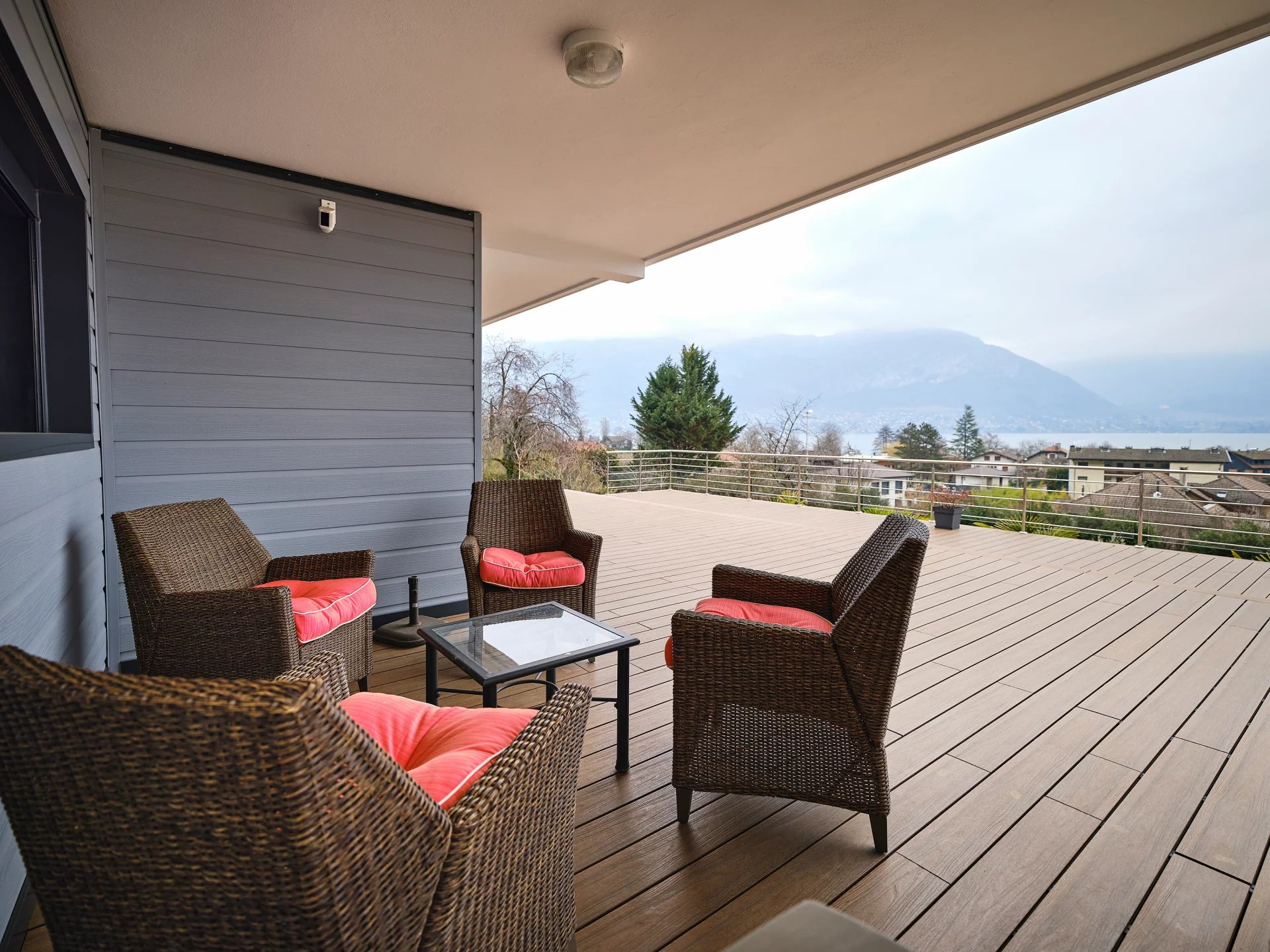 Contemporary villa with panoramic view of Lake Annecy