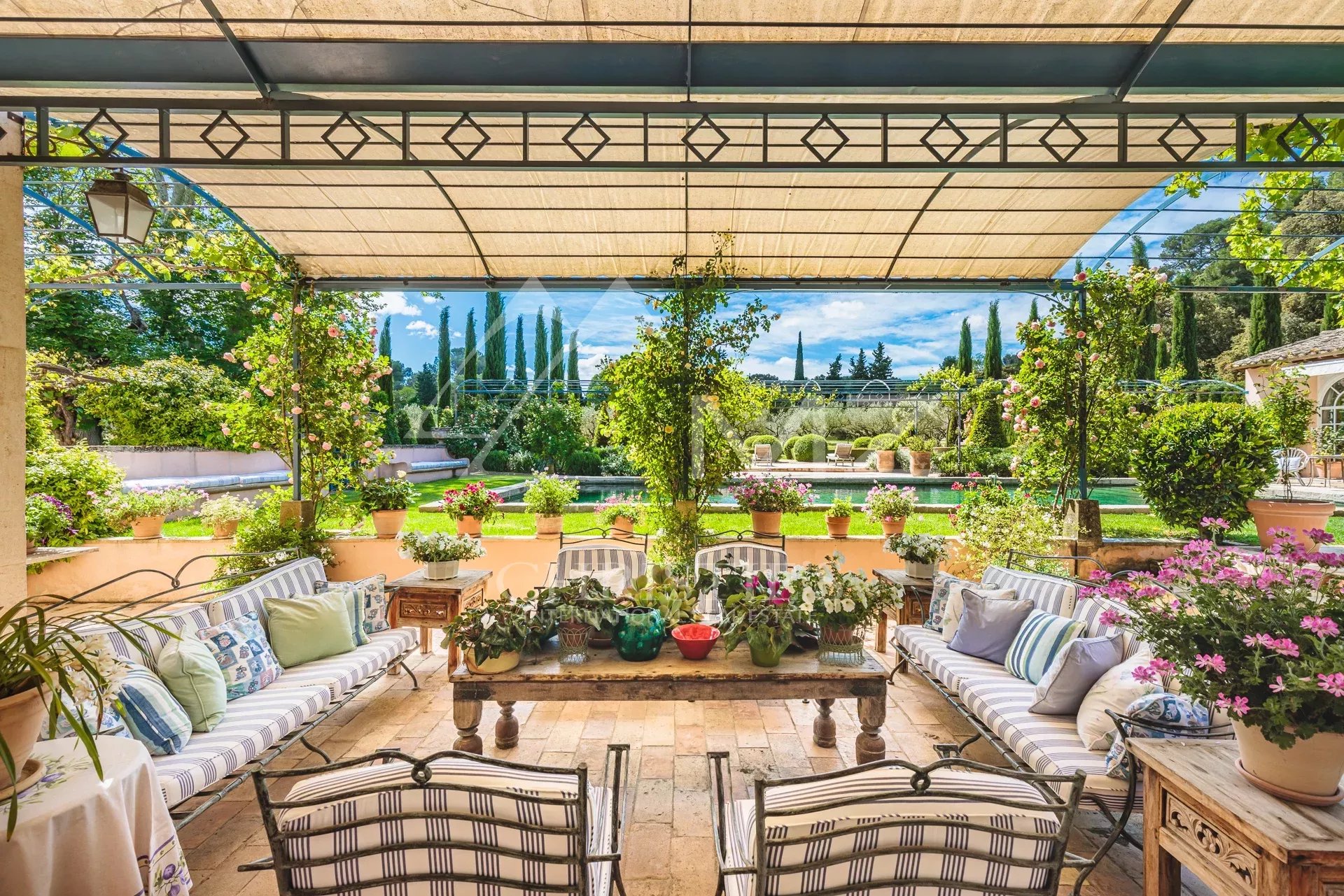 Luxueuse propriété avec jardin paysager près de Saint Rémy de Provence