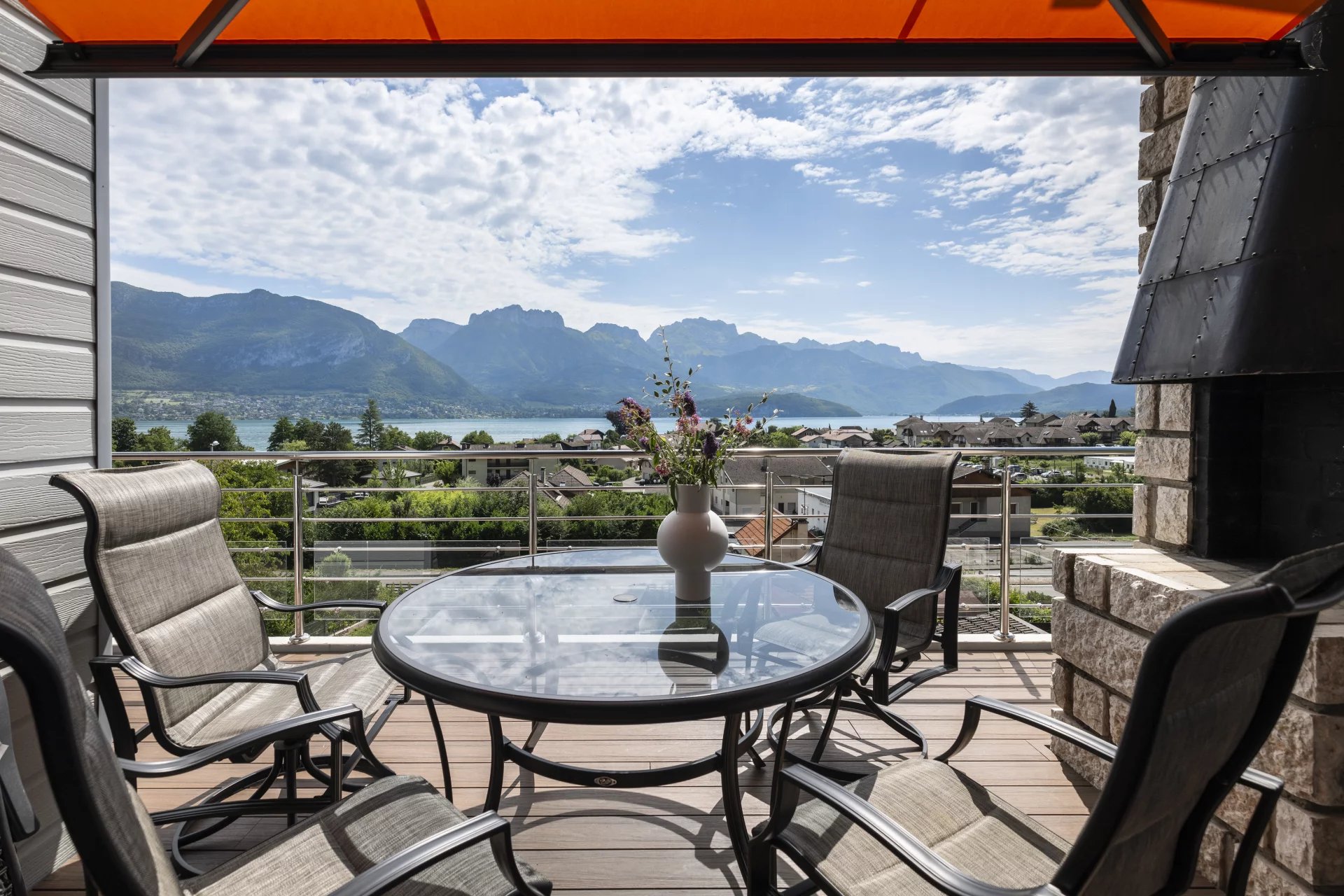 Contemporary villa with panoramic view of Lake Annecy