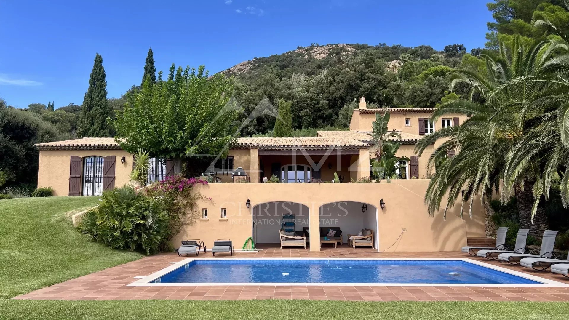 PROVENZALISCHE VILLA MIT PANORAMISCHEM MEERBLICK