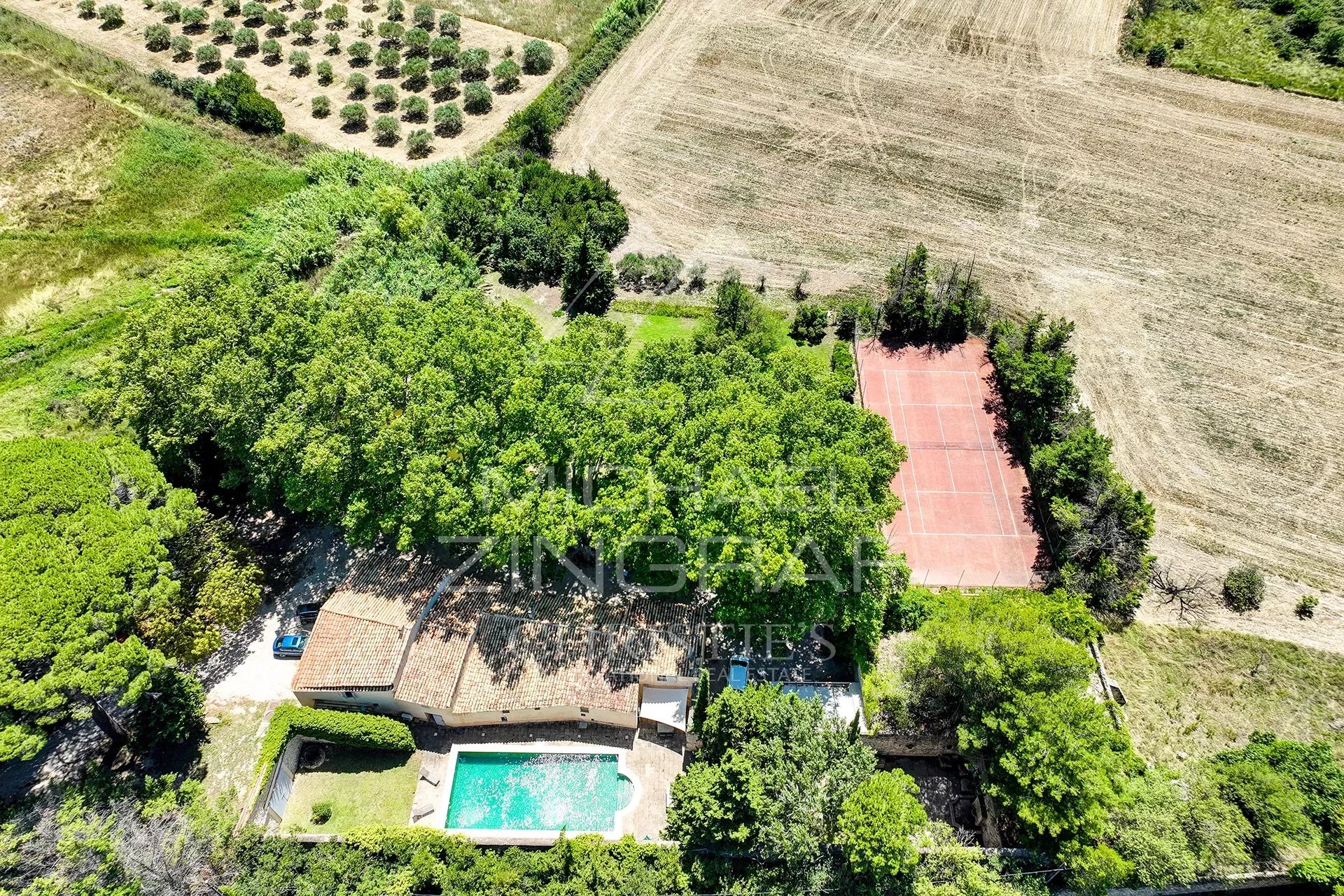 Near Aix-en-Provence, charming property with swimming pool and tennis