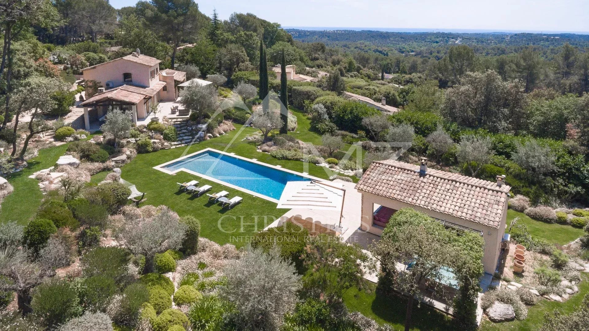 Cannes hinterland - Superb villa in a prestigious gated domain