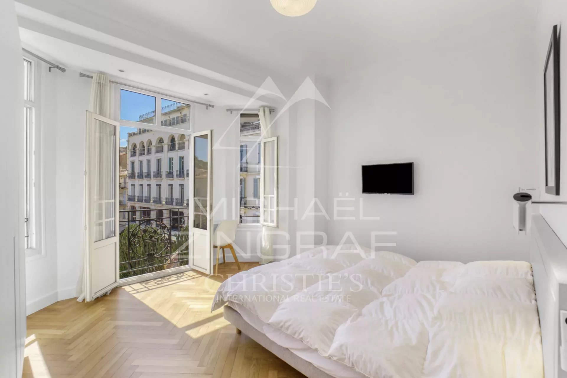 CANNES CENTRE - VIEUX-PORT. BEAUTIFUL 5-ROOM BOURGEOIS FLAT