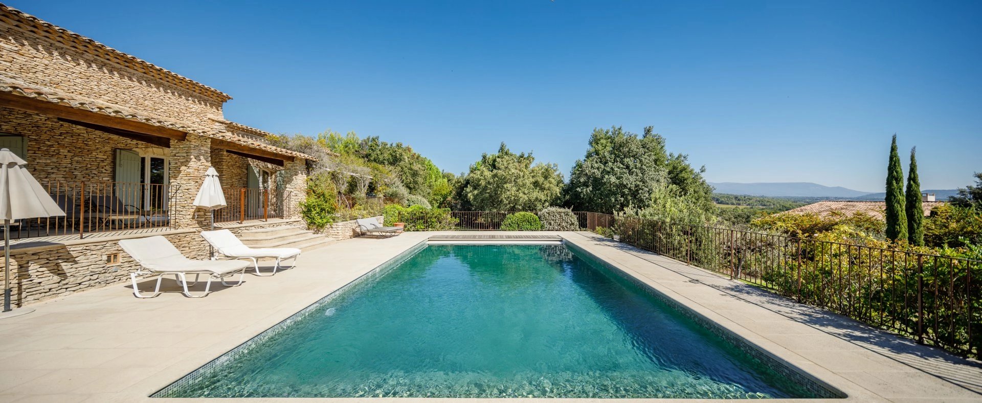 Proche Gordes - Luxueuse villa avec vue dégagée