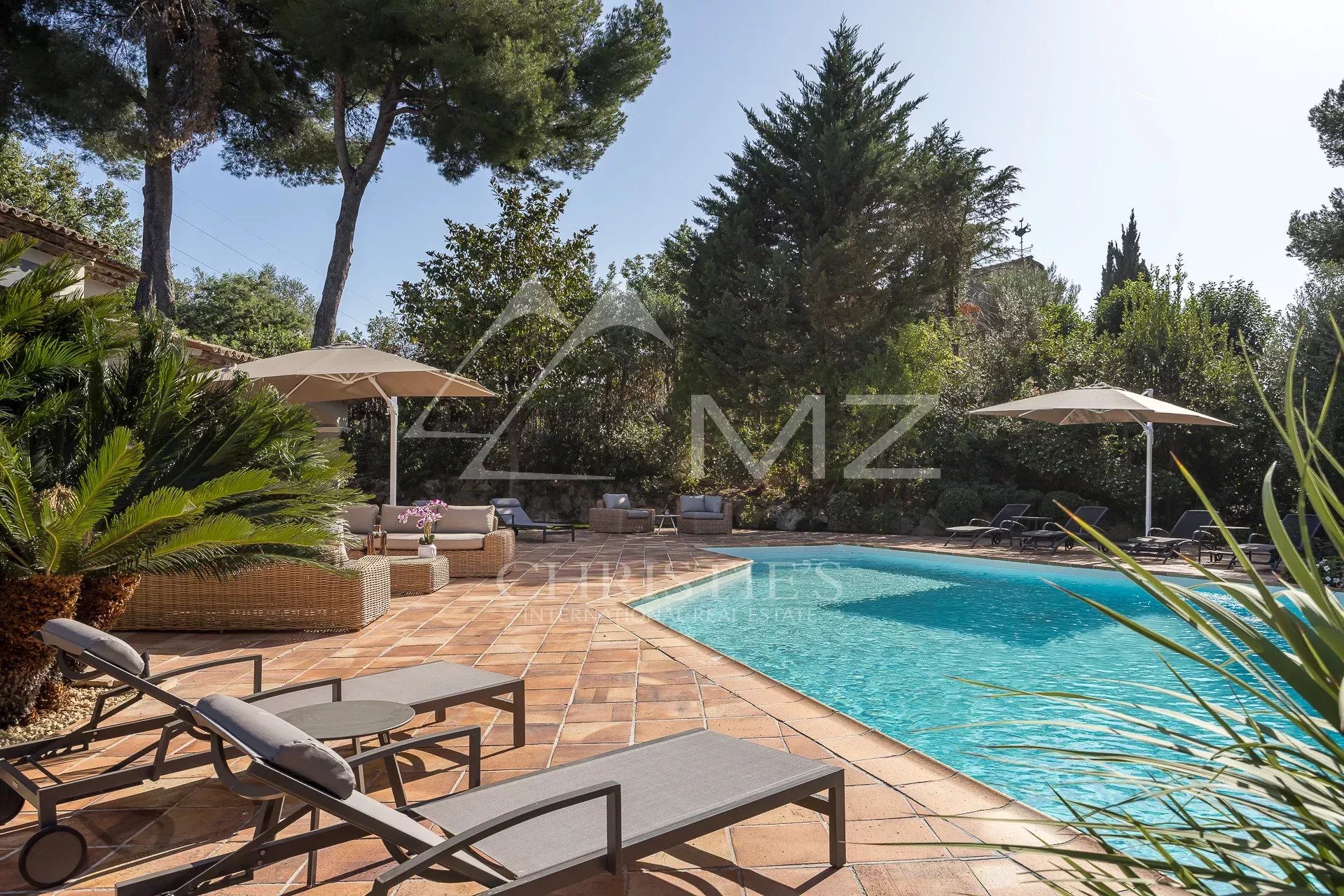 Gorgeous and renovated villa located in green and residential environment