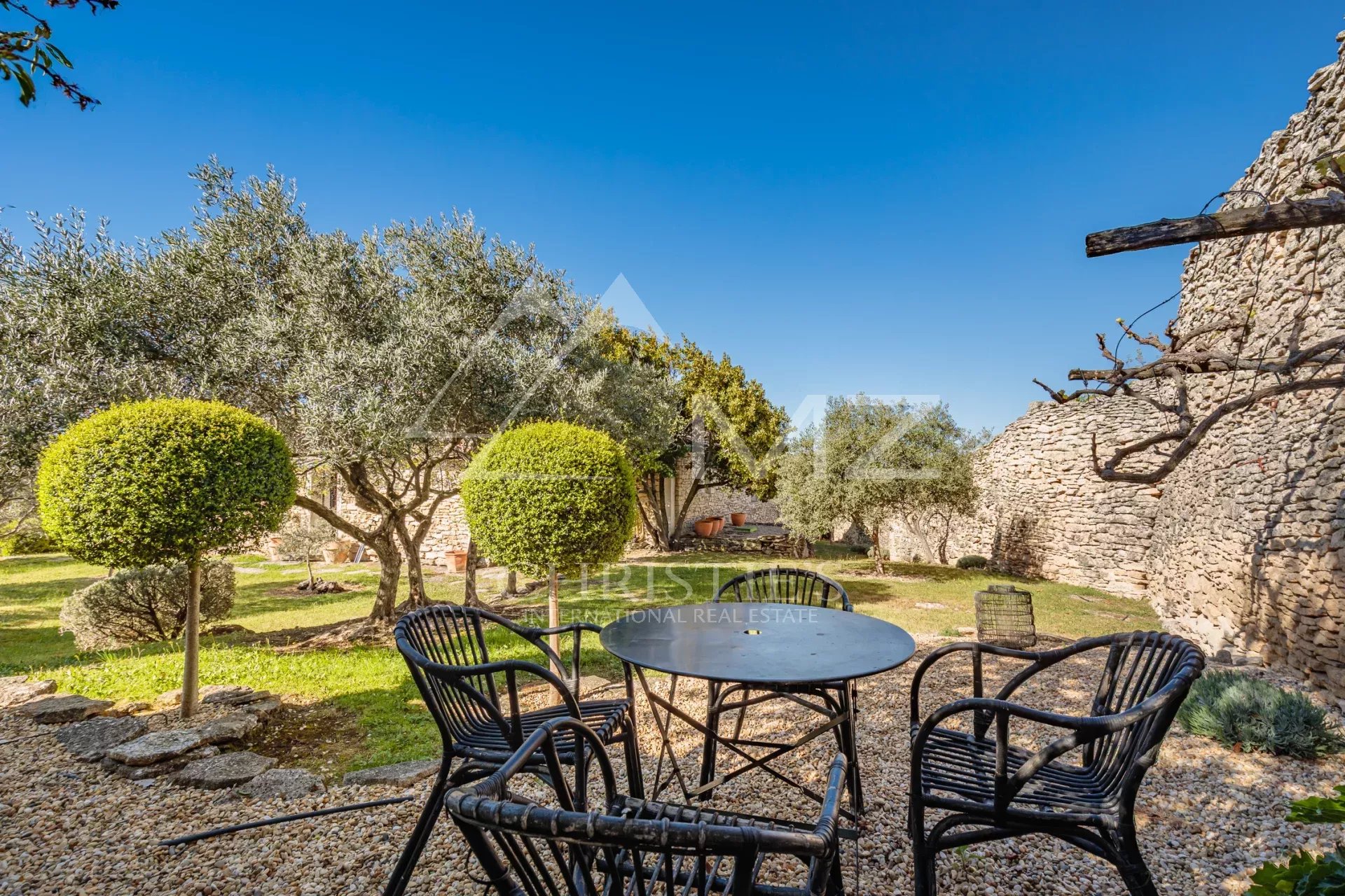 Gordes - Lovely stone built villa with heated pool